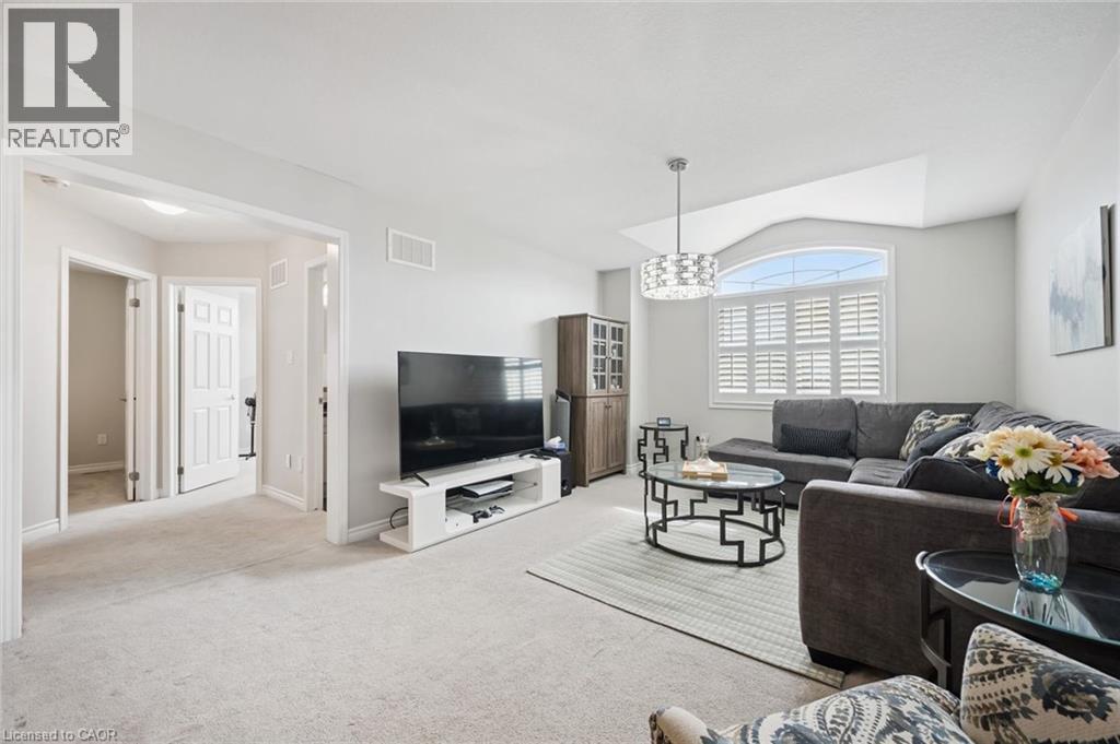 Living room with light carpet and vaulted ceiling - 38 Park Glen Street, Kitchener, ON - Indoor Photo Showing Living Room