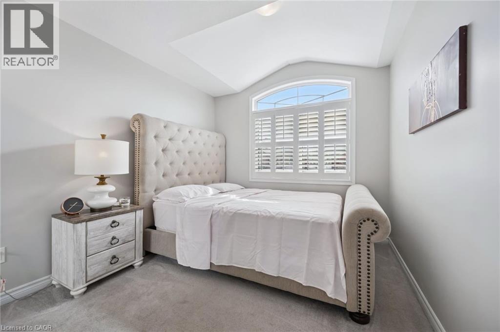 Bedroom with vaulted ceiling and light carpet - 38 Park Glen Street, Kitchener, ON - Indoor Photo Showing Bedroom