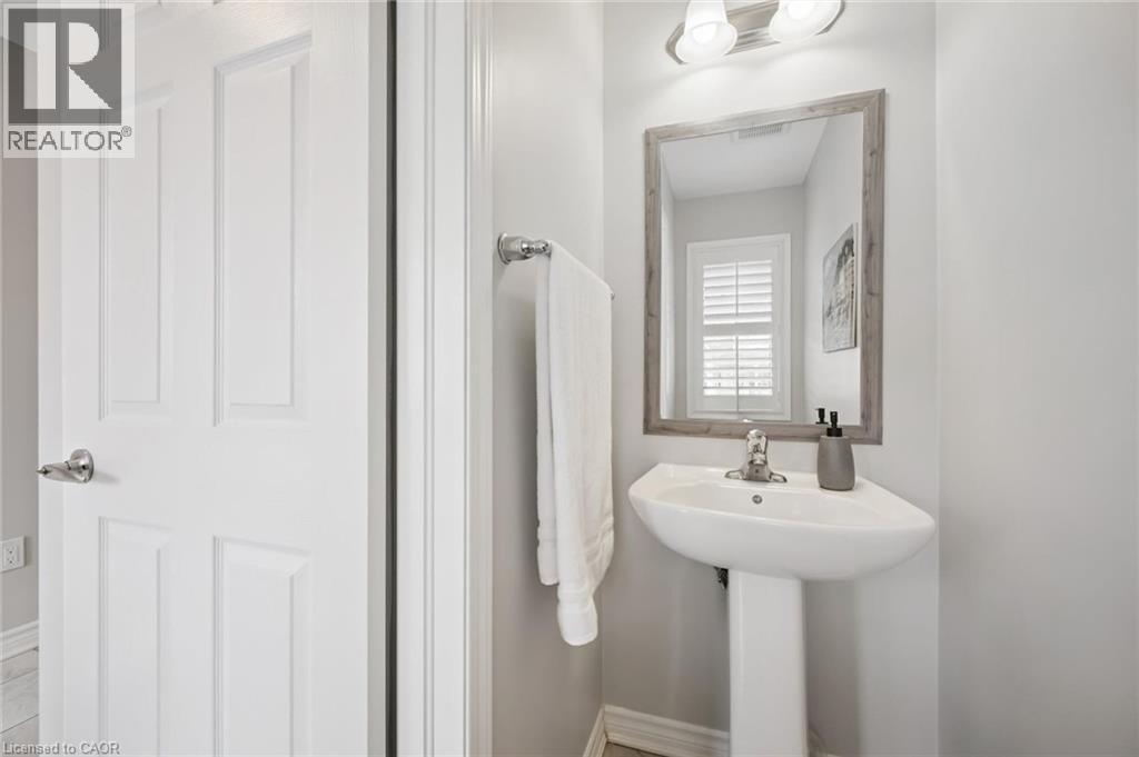 Bathroom featuring baseboards - 38 Park Glen Street, Kitchener, ON - Indoor Photo Showing Bathroom