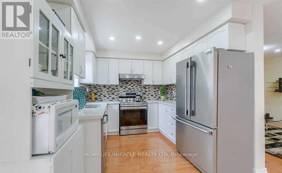 60 Studebaker Trail, Brampton, ON - Indoor Photo Showing Kitchen With Upgraded Kitchen