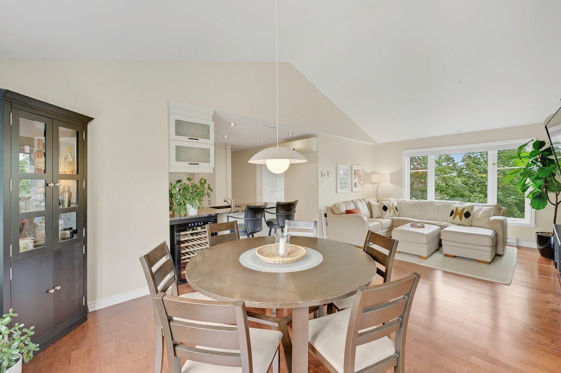 Dining Room - 341 Ch. Valanza, Piedmont, QC - Indoor Photo Showing Dining Room