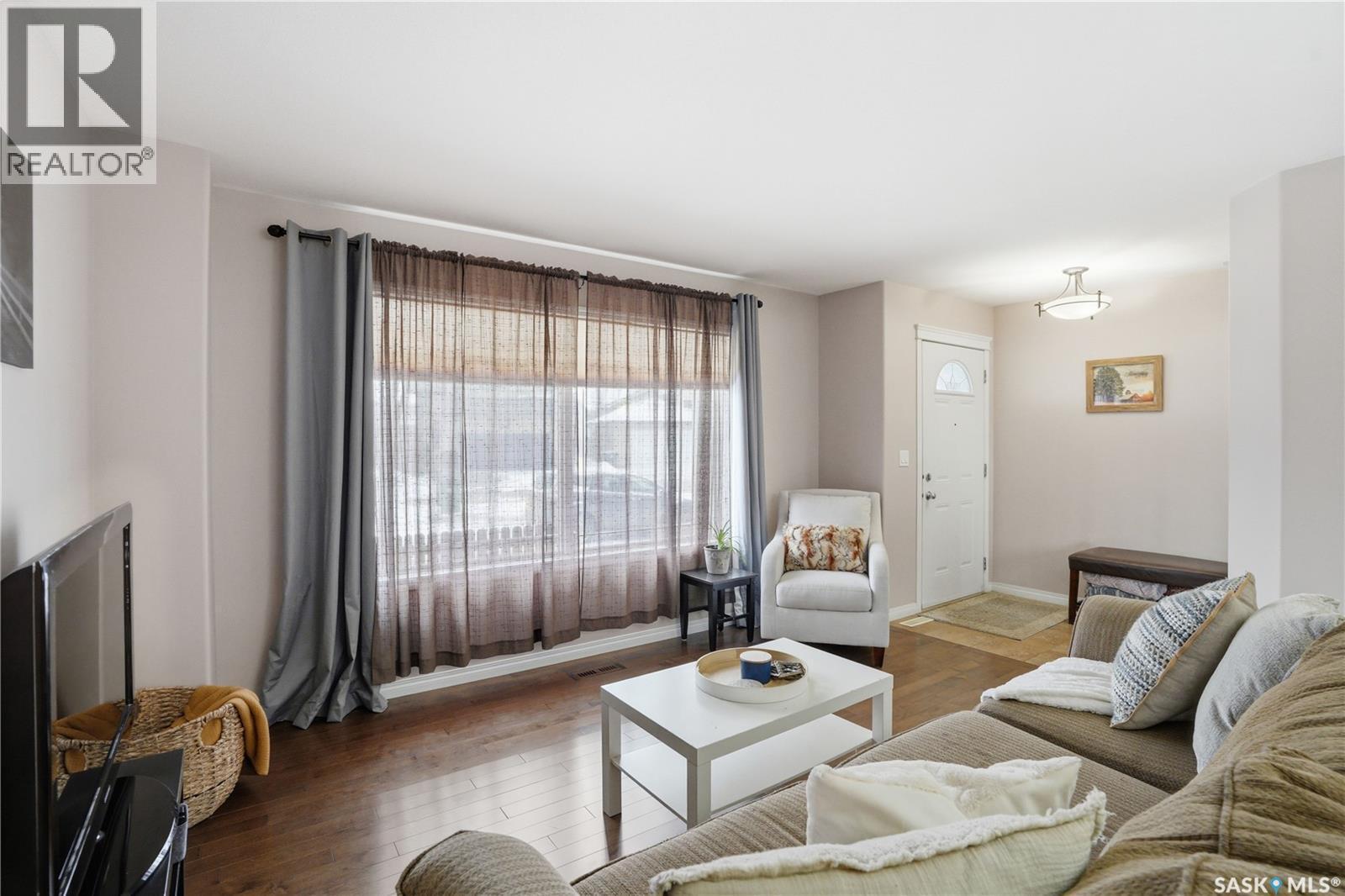 17 622 Lamarsh Road, Saskatoon, SK - Indoor Photo Showing Living Room