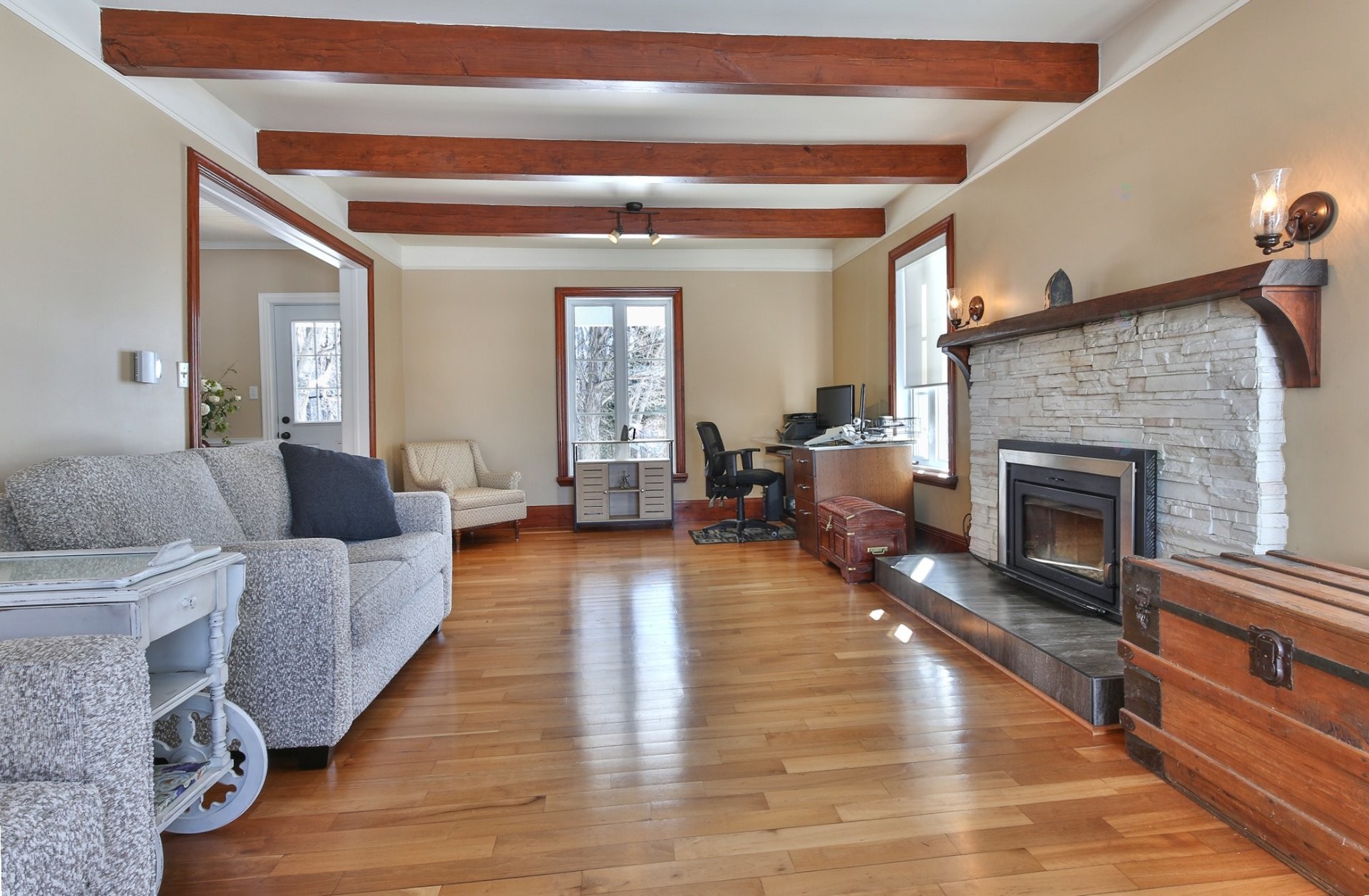 Salon - 203 Route 221 S., Lacolle, QC - Indoor Photo Showing Living Room With Fireplace