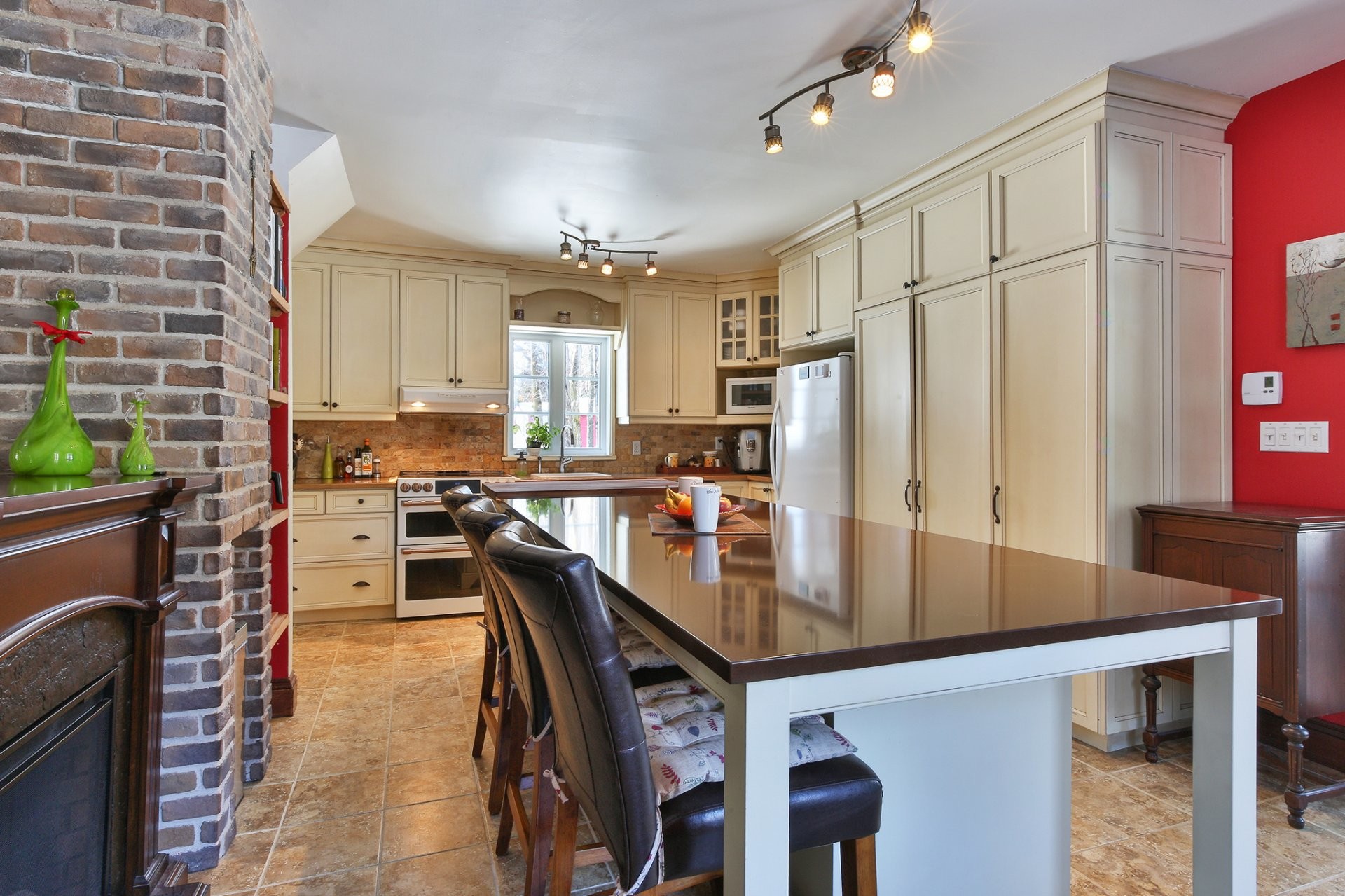 Cuisine - 203 Route 221 S., Lacolle, QC - Indoor With Fireplace