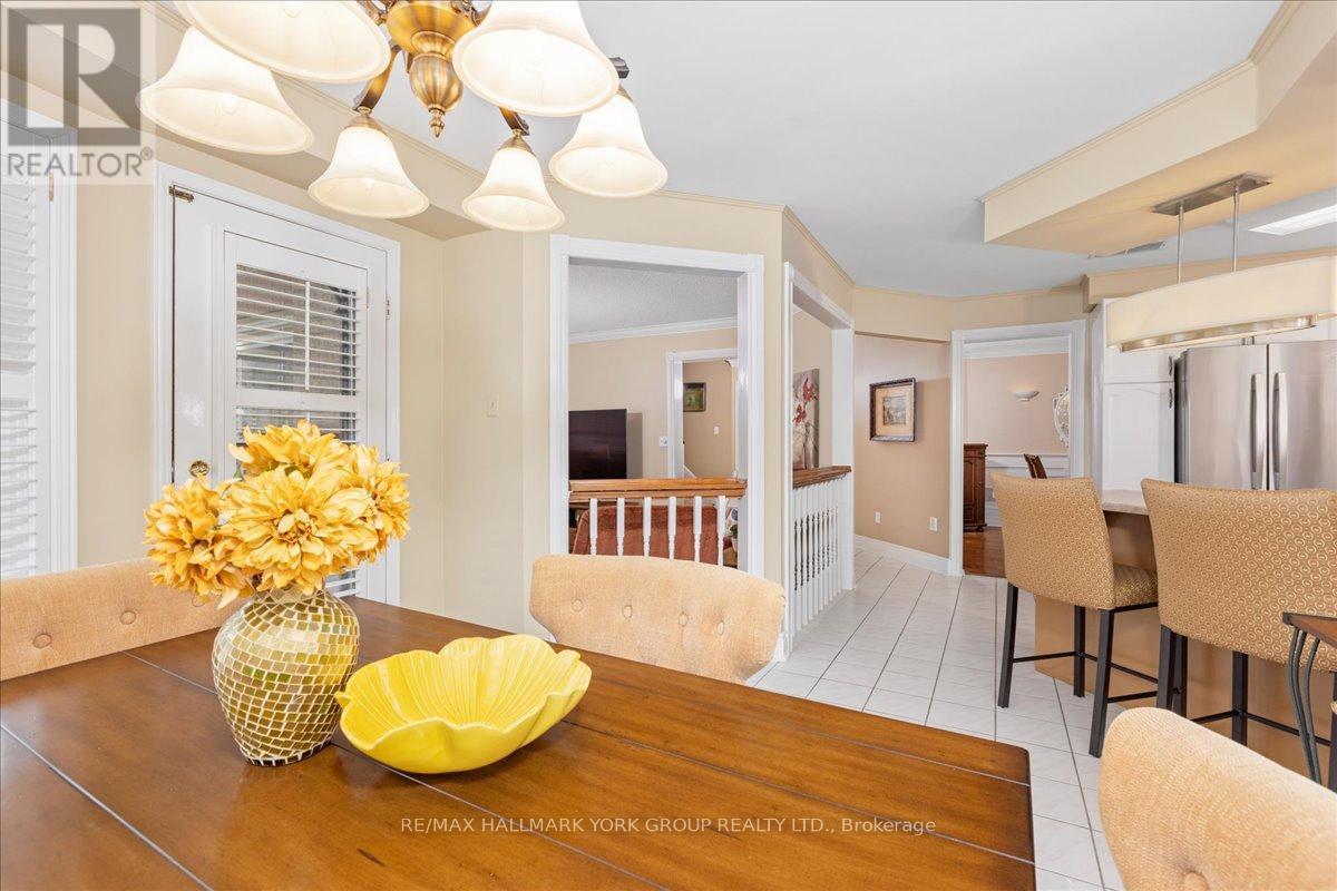 263 Mcclellan Way, Aurora, ON - Indoor Photo Showing Dining Room