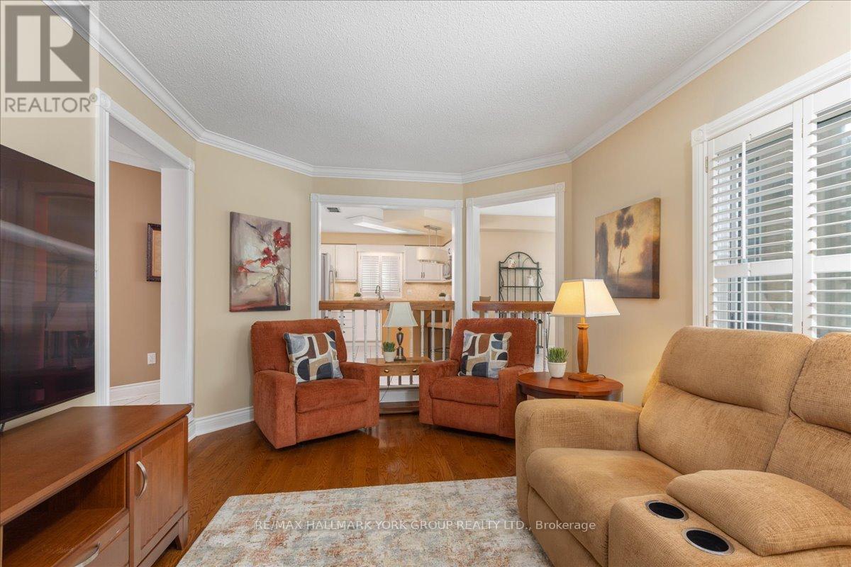 263 Mcclellan Way, Aurora, ON - Indoor Photo Showing Living Room