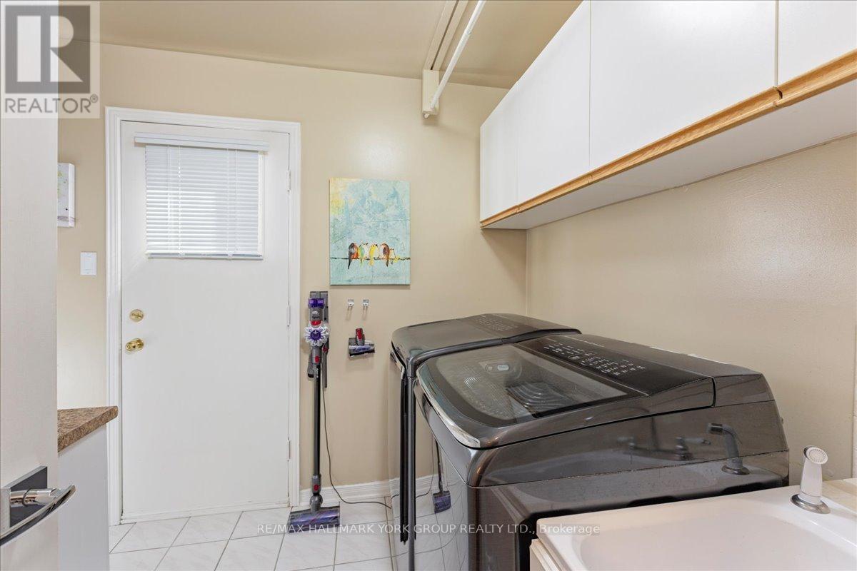 263 Mcclellan Way, Aurora, ON - Indoor Photo Showing Laundry Room