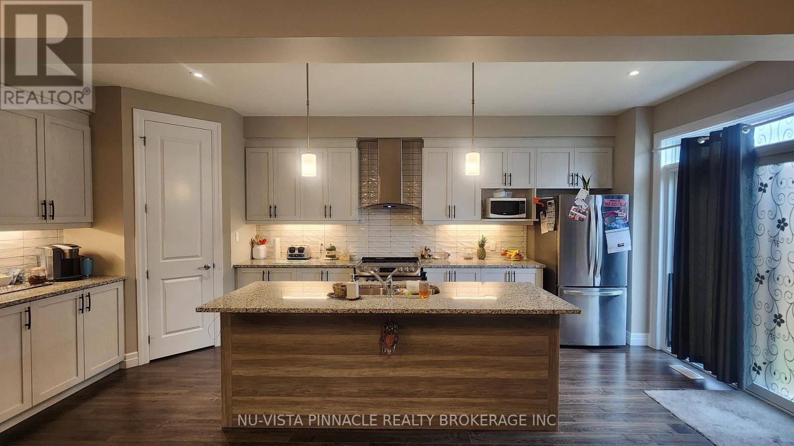 3074 Turner Crescent, London South (South U), ON - Indoor Photo Showing Kitchen With Upgraded Kitchen