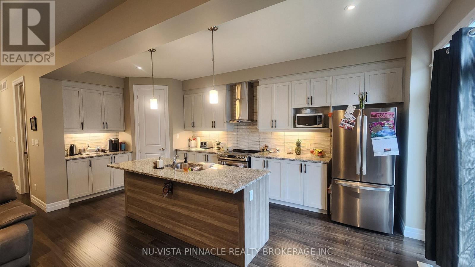 3074 Turner Crescent, London South (South U), ON - Indoor Photo Showing Kitchen With Upgraded Kitchen