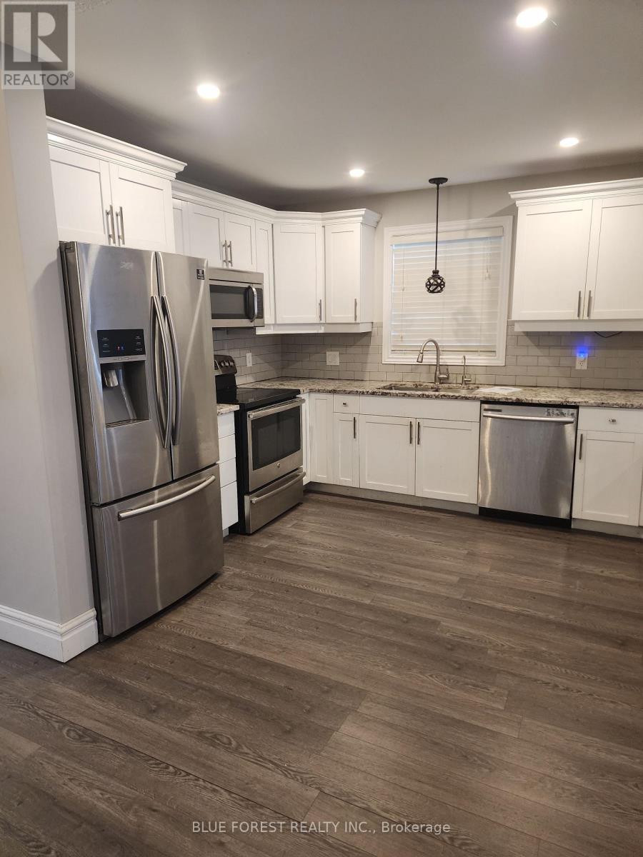 Kitchen - 3197 Meadowgate Boulevard, London South (South U), ON - Indoor Photo Showing Kitchen With Upgraded Kitchen