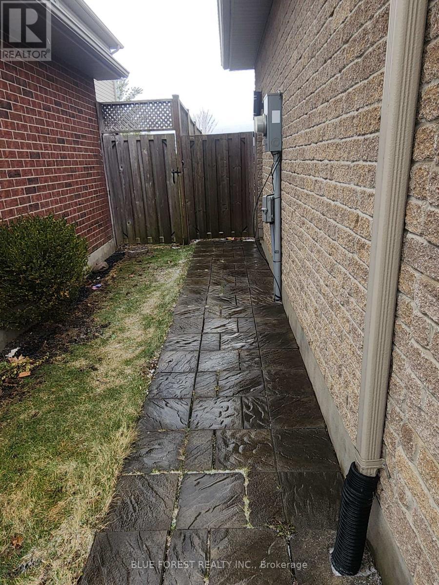Side Walk - 3197 Meadowgate Boulevard, London South (South U), ON - Outdoor