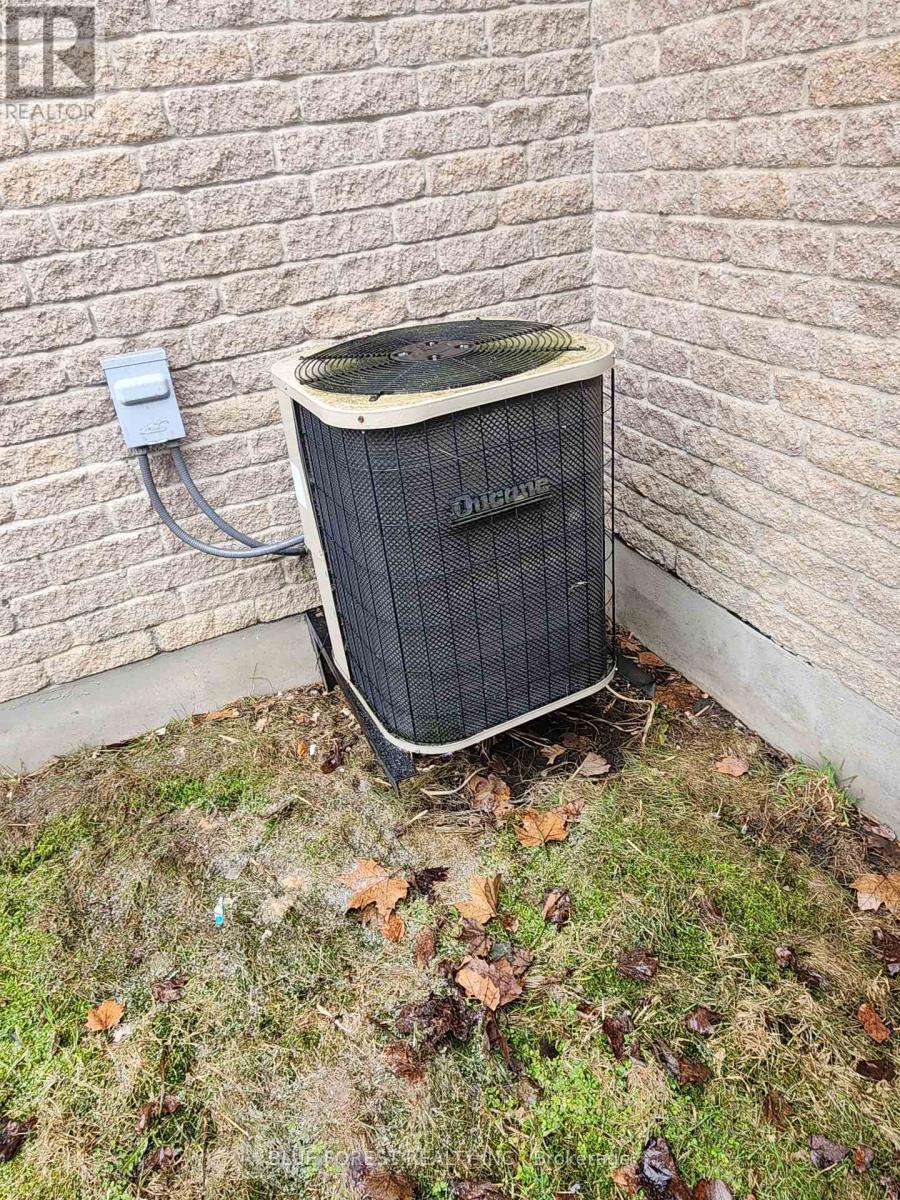 AC - 3197 Meadowgate Boulevard, London South (South U), ON - Outdoor