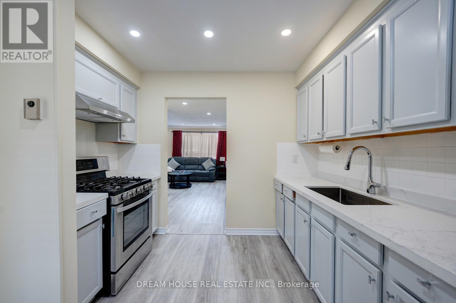 2 - 1655 Geta Circle, Pickering, ON - Indoor Photo Showing Kitchen With Upgraded Kitchen