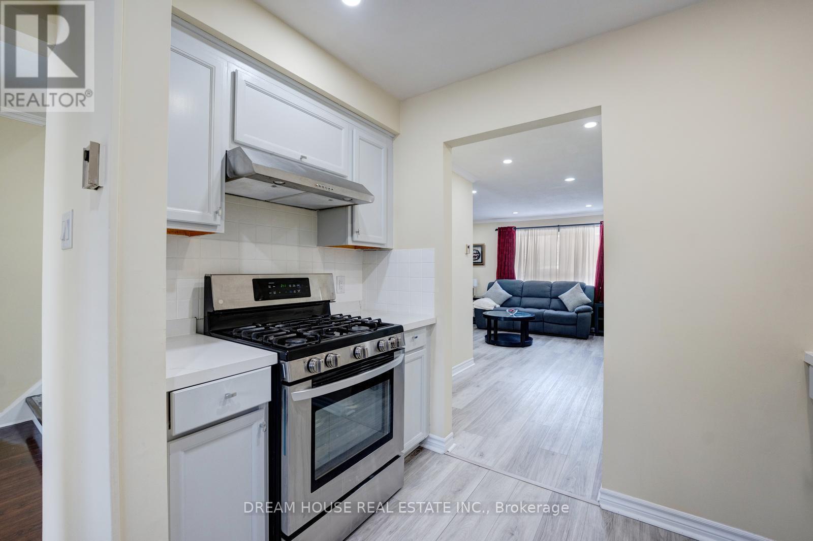 2 - 1655 Geta Circle, Pickering, ON - Indoor Photo Showing Kitchen