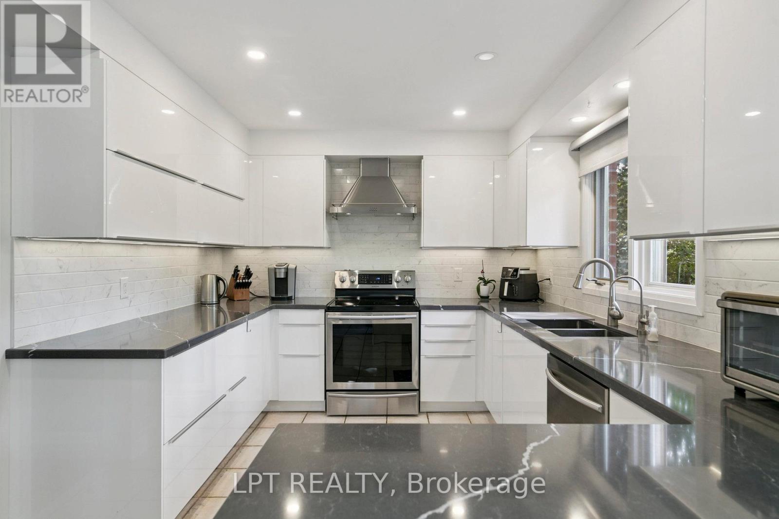 1823 The Chase, Mississauga, ON - Indoor Photo Showing Kitchen With Stainless Steel Kitchen With Double Sink With Upgraded Kitchen
