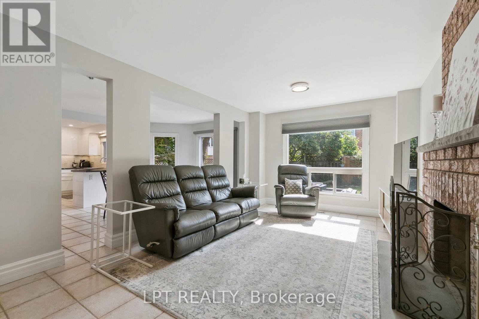 1823 The Chase, Mississauga, ON - Indoor Photo Showing Living Room