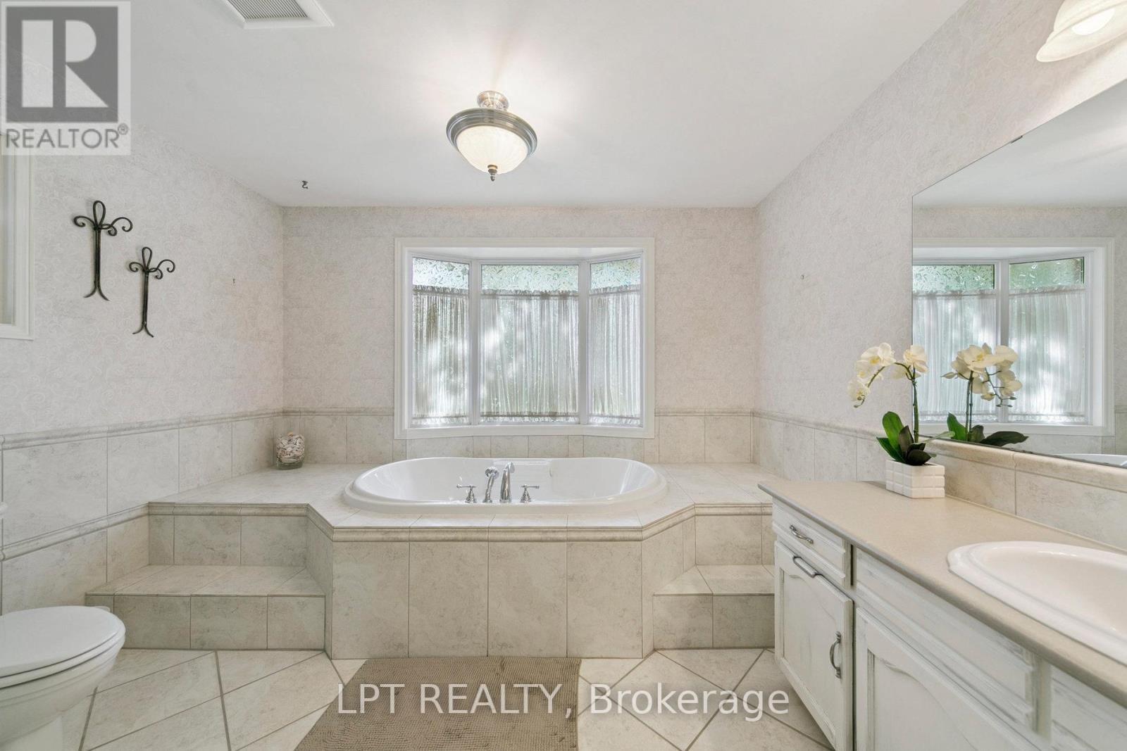 1823 The Chase, Mississauga, ON - Indoor Photo Showing Bathroom