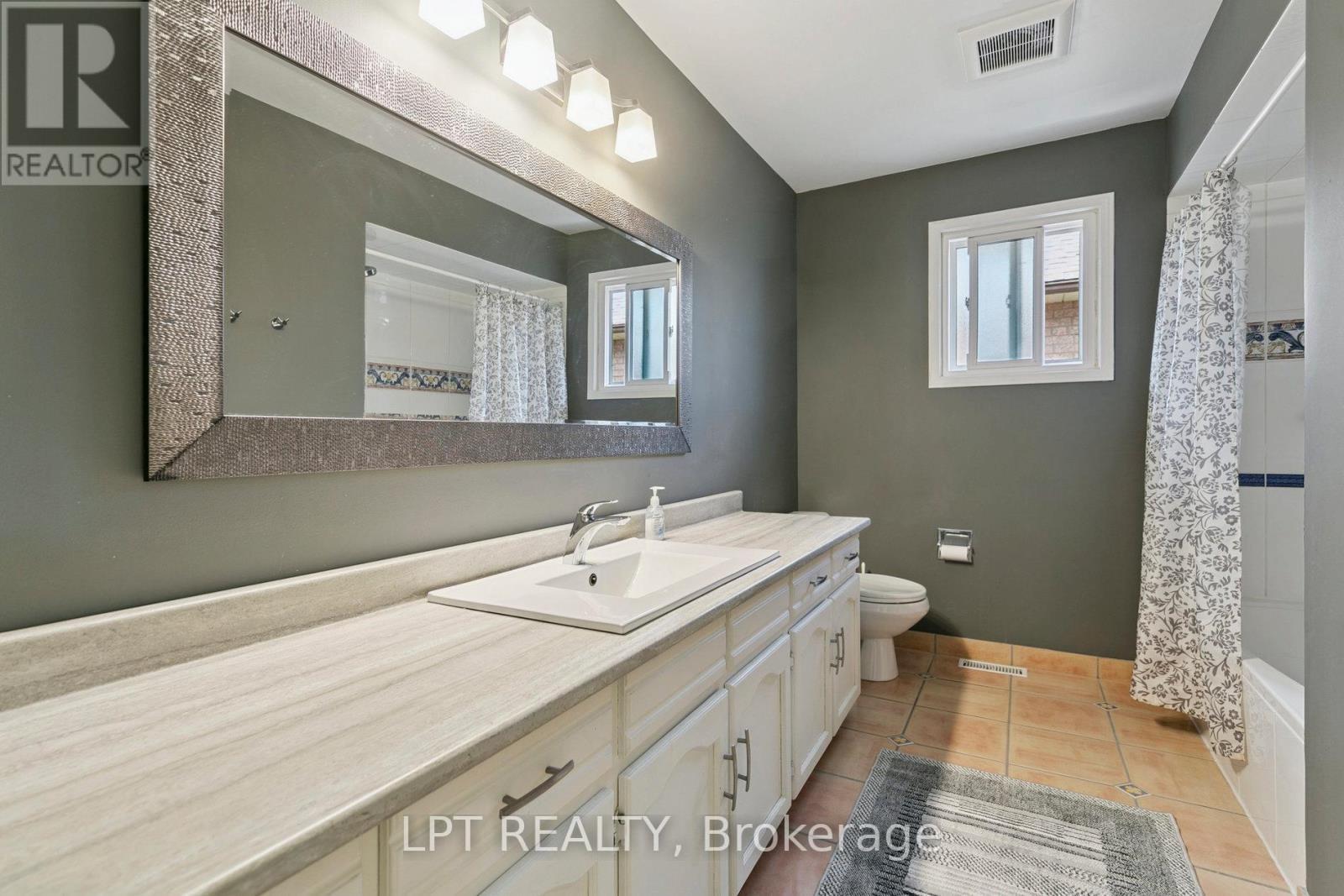 1823 The Chase, Mississauga, ON - Indoor Photo Showing Bathroom