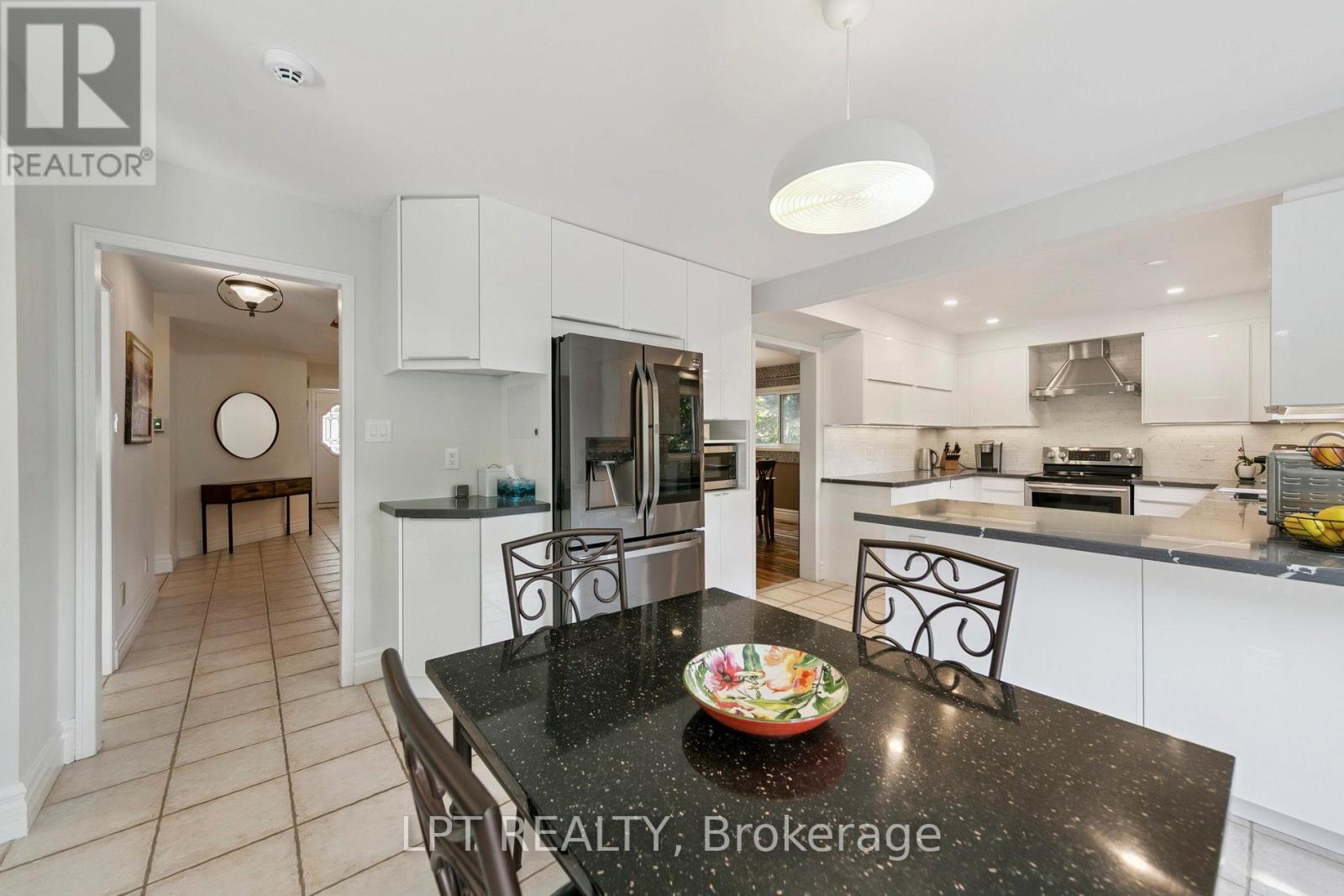 1823 The Chase, Mississauga, ON - Indoor Photo Showing Kitchen With Stainless Steel Kitchen