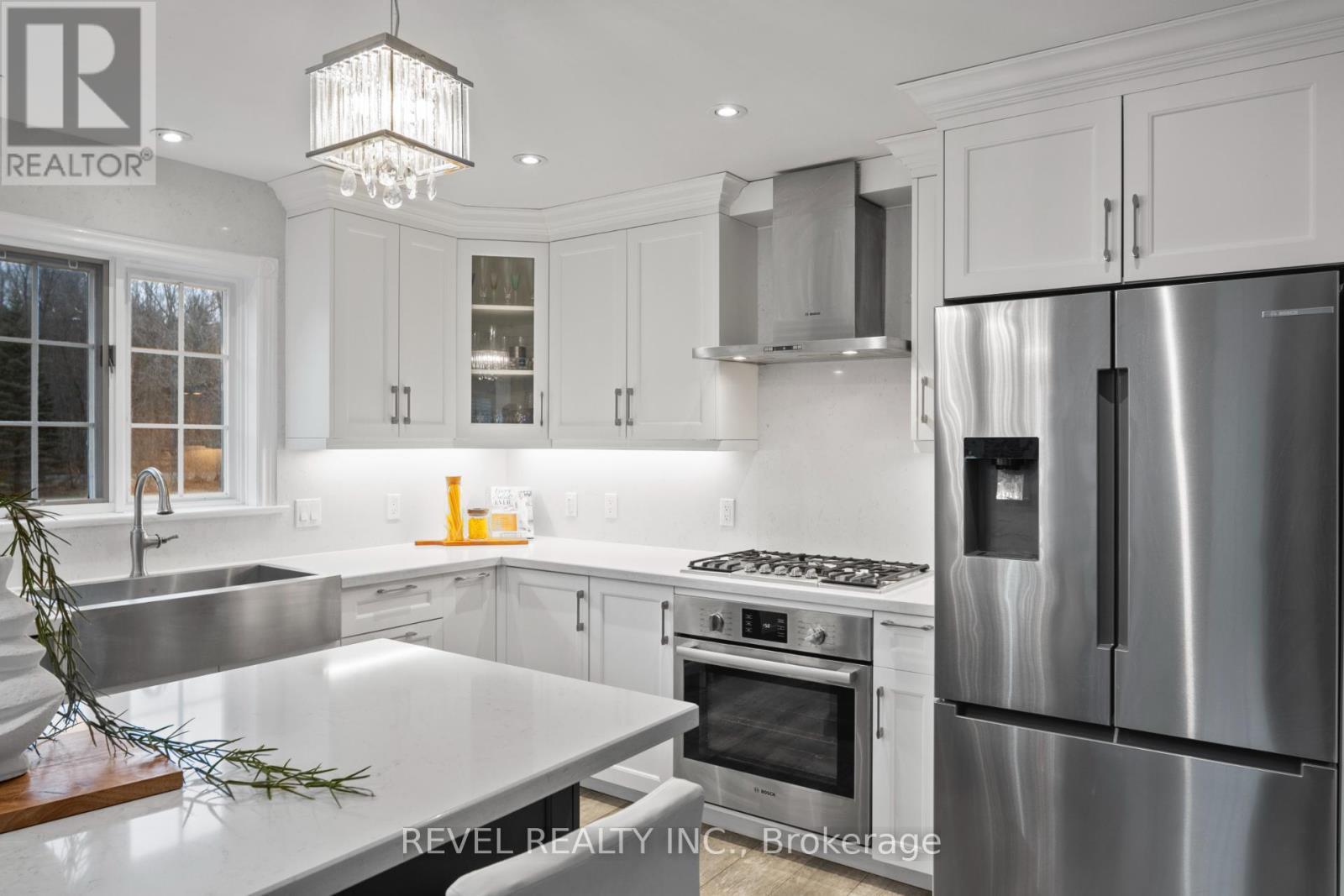 2255 Mohawk Trail, Milton, ON - Indoor Photo Showing Kitchen With Upgraded Kitchen