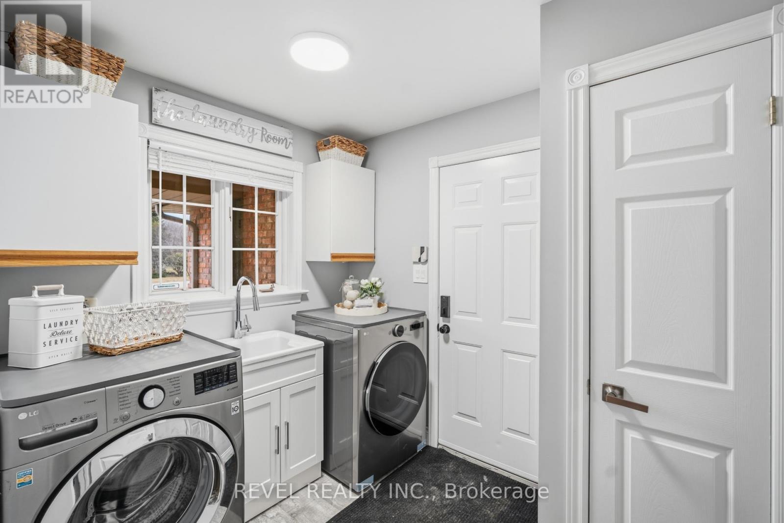 2255 Mohawk Trail, Milton, ON - Indoor Photo Showing Laundry Room