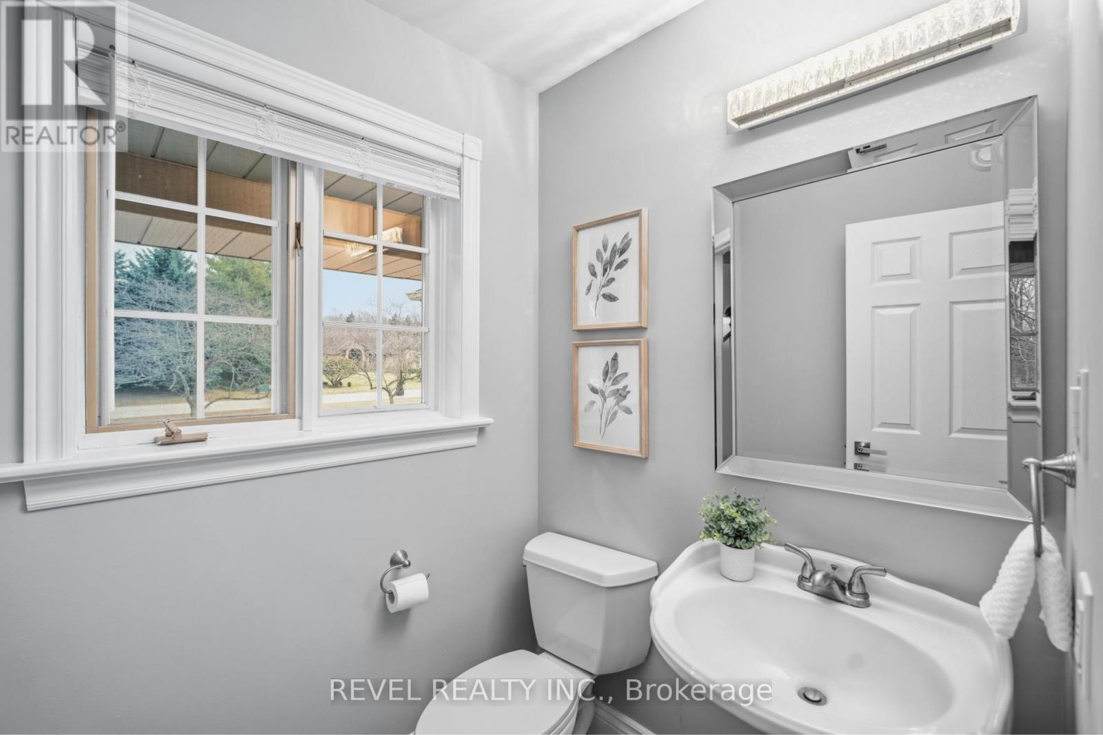 2255 Mohawk Trail, Milton, ON - Indoor Photo Showing Bathroom