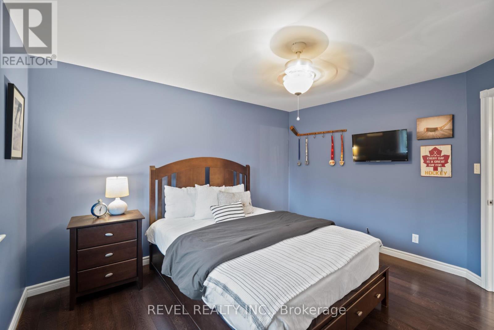 2255 Mohawk Trail, Milton, ON - Indoor Photo Showing Bedroom