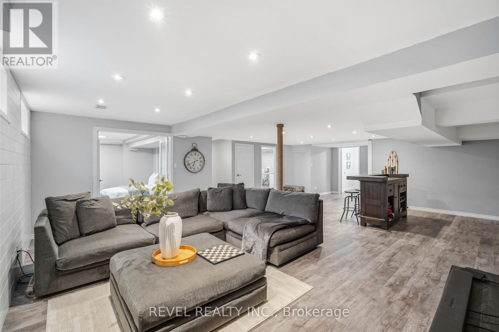 2255 Mohawk Trail, Milton, ON - Indoor Photo Showing Living Room