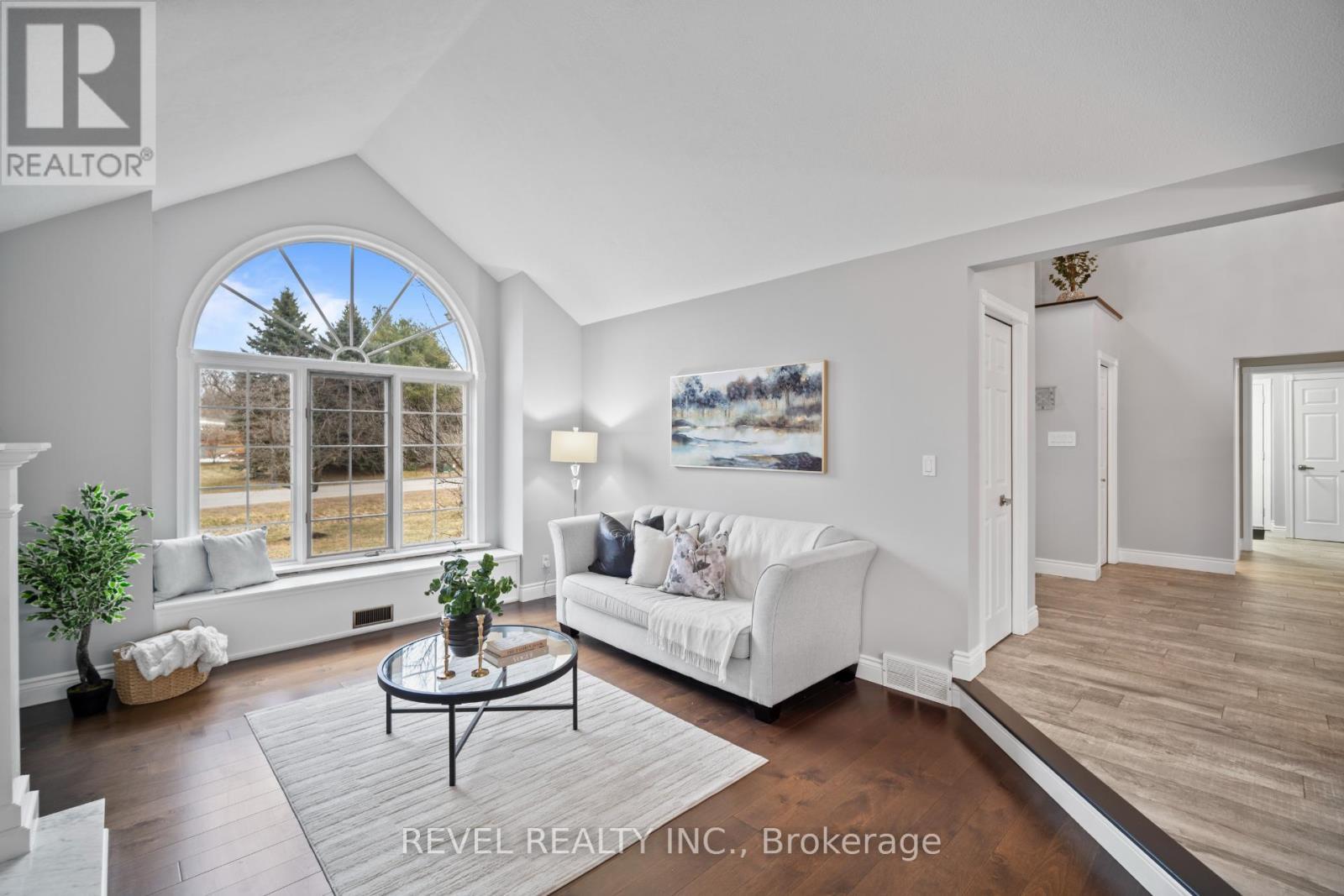 2255 Mohawk Trail, Milton, ON - Indoor Photo Showing Living Room