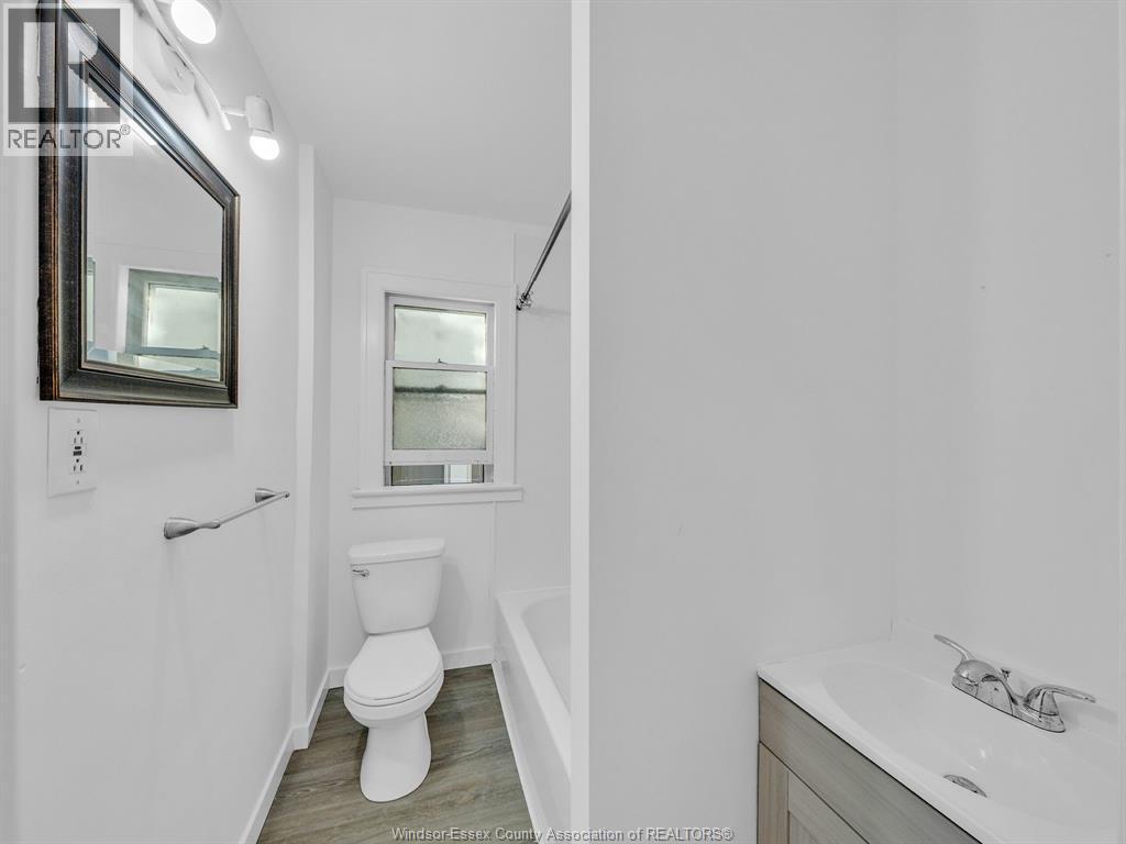 1453 Marentette, Windsor, ON - Indoor Photo Showing Bathroom