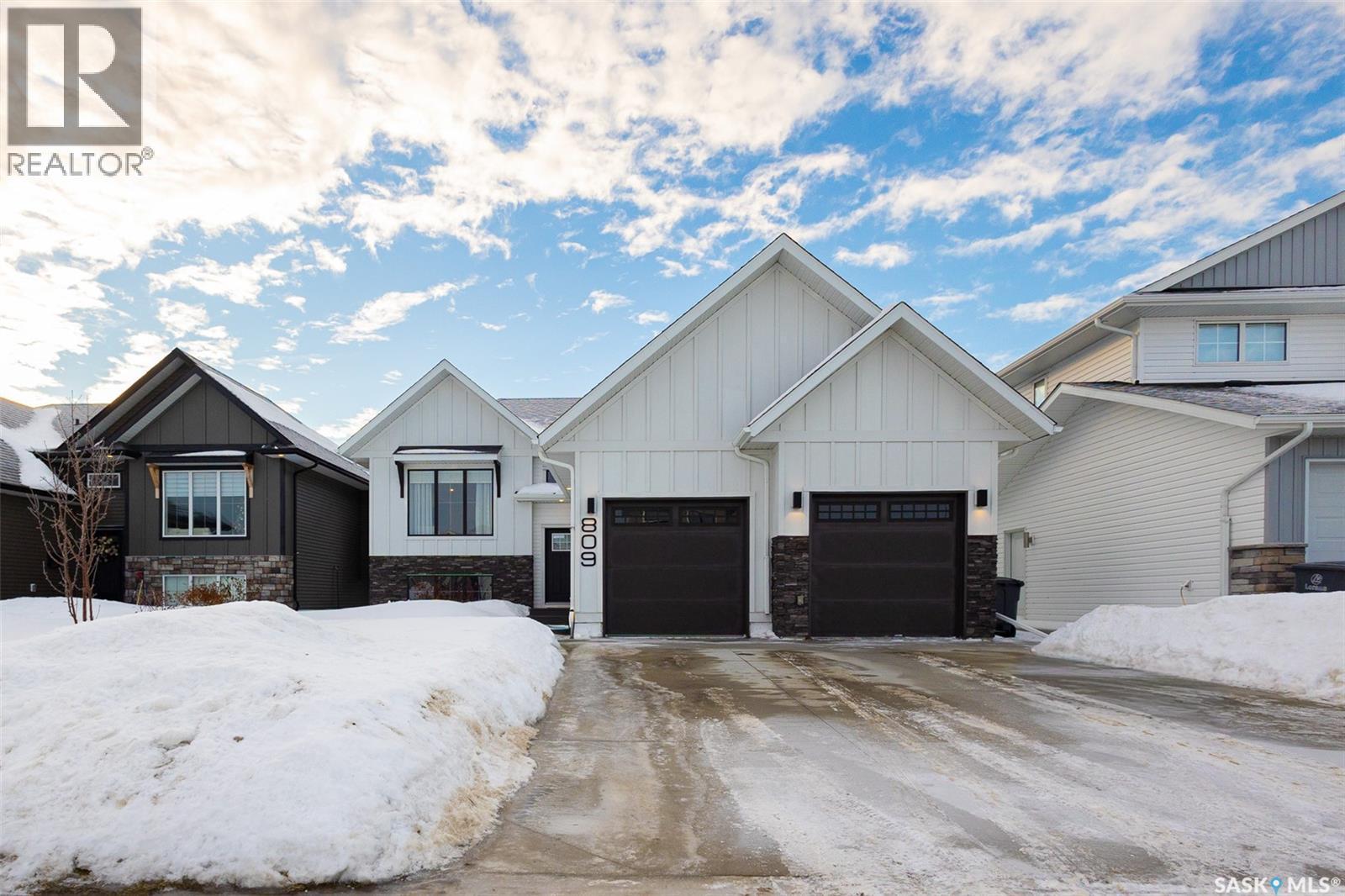 809 Weir Crescent, Warman, SK - Outdoor With Facade
