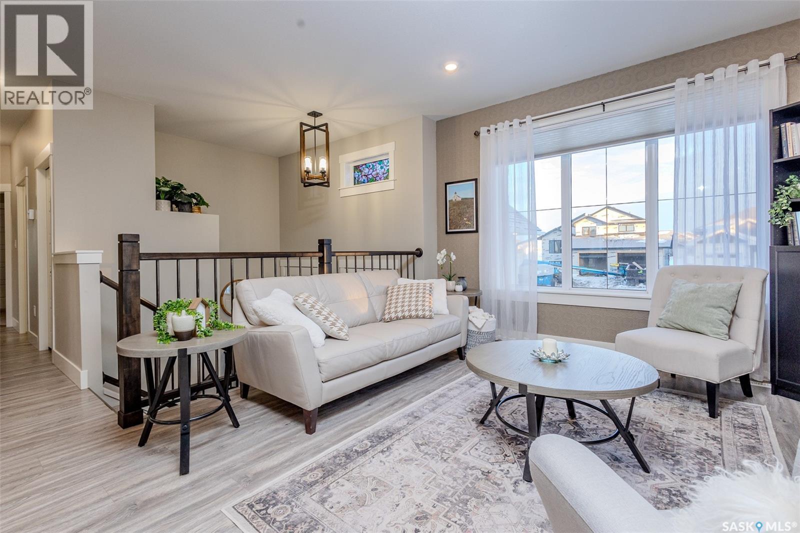 809 Weir Crescent, Warman, SK - Indoor Photo Showing Living Room