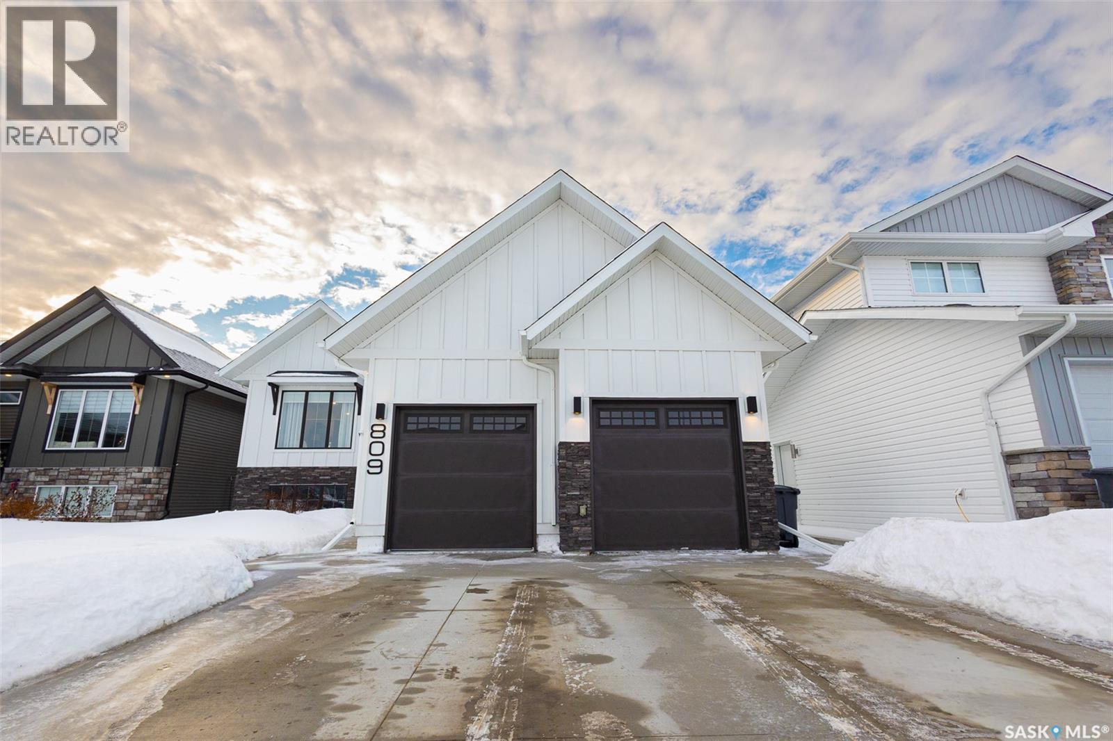 809 Weir Crescent, Warman, SK - Outdoor With Facade
