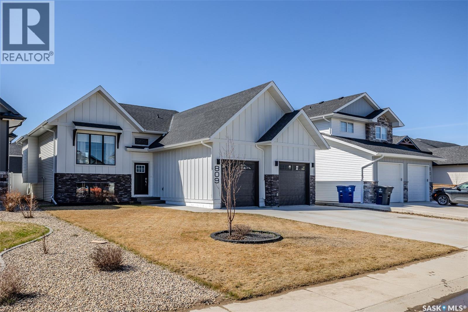 809 Weir Crescent, Warman, SK - Outdoor With Facade