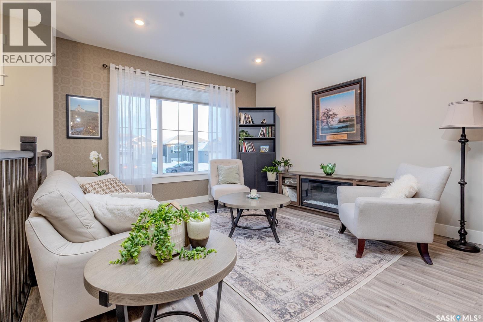 809 Weir Crescent, Warman, SK - Indoor Photo Showing Living Room