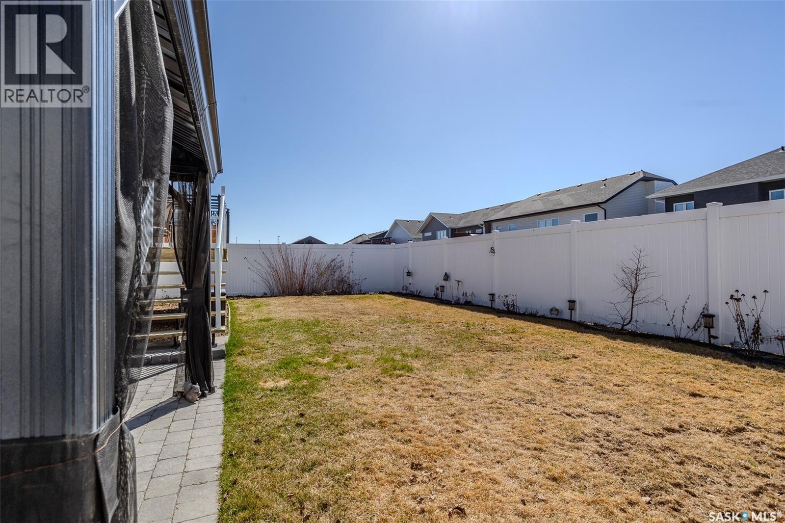 809 Weir Crescent, Warman, SK - Outdoor