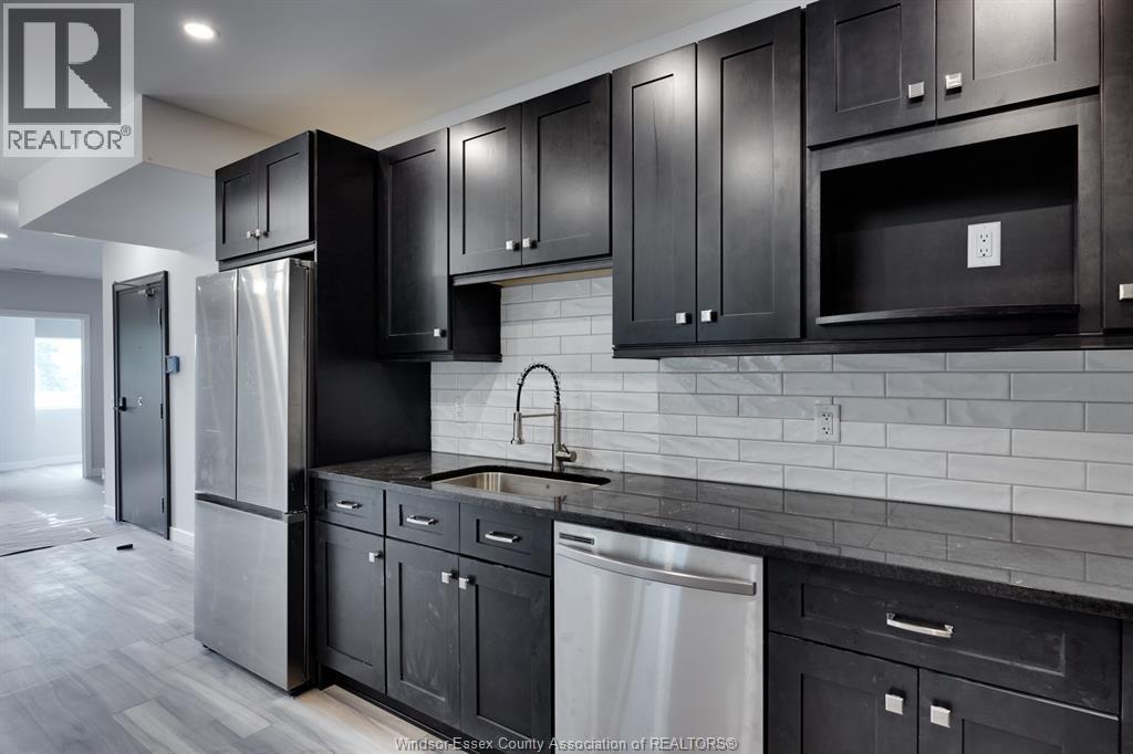 1500 Ouellette Unit# 405, Windsor, ON - Indoor Photo Showing Kitchen With Upgraded Kitchen