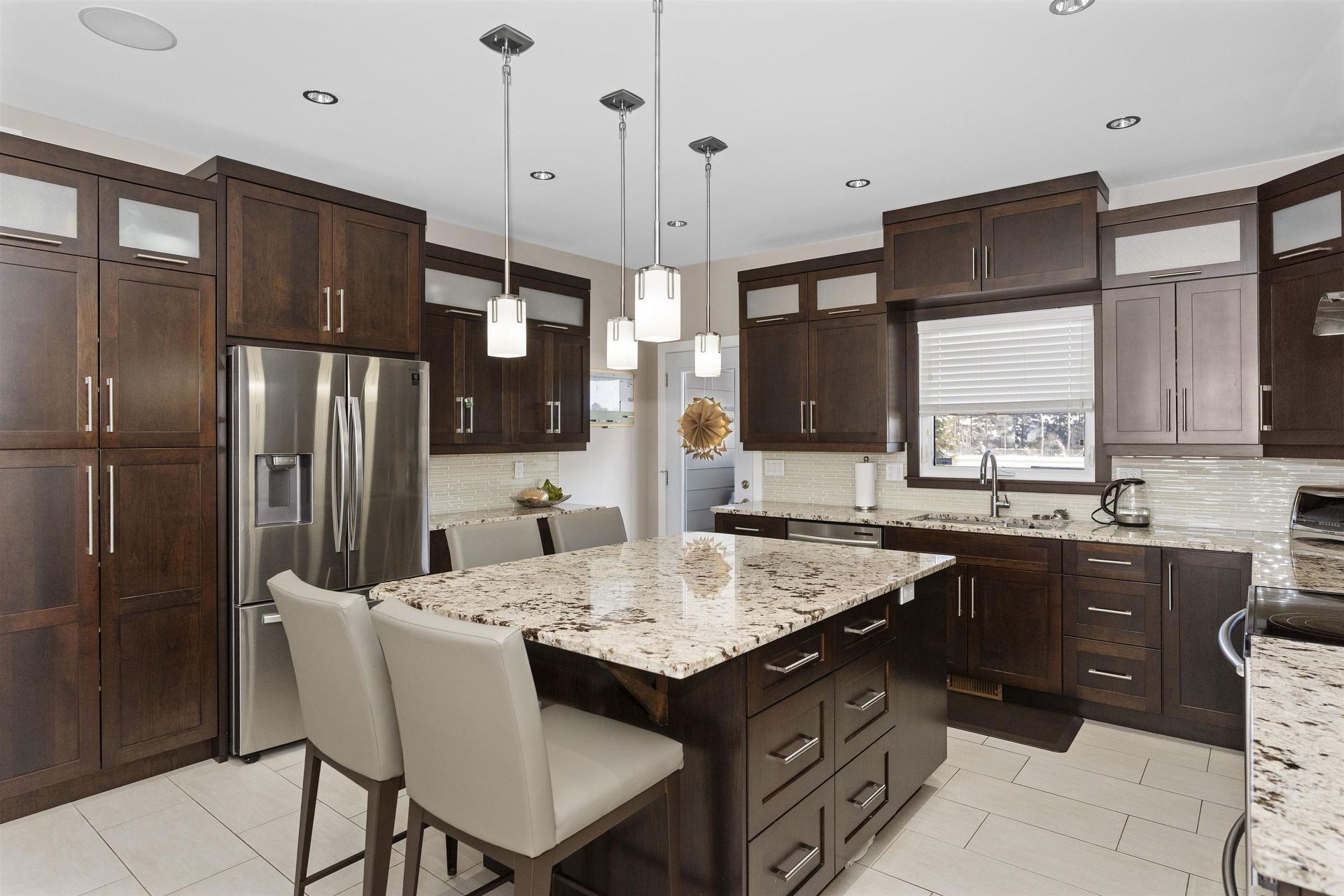 216 Cougar Crescent, Thunder Bay, ON - Indoor Photo Showing Kitchen With Upgraded Kitchen