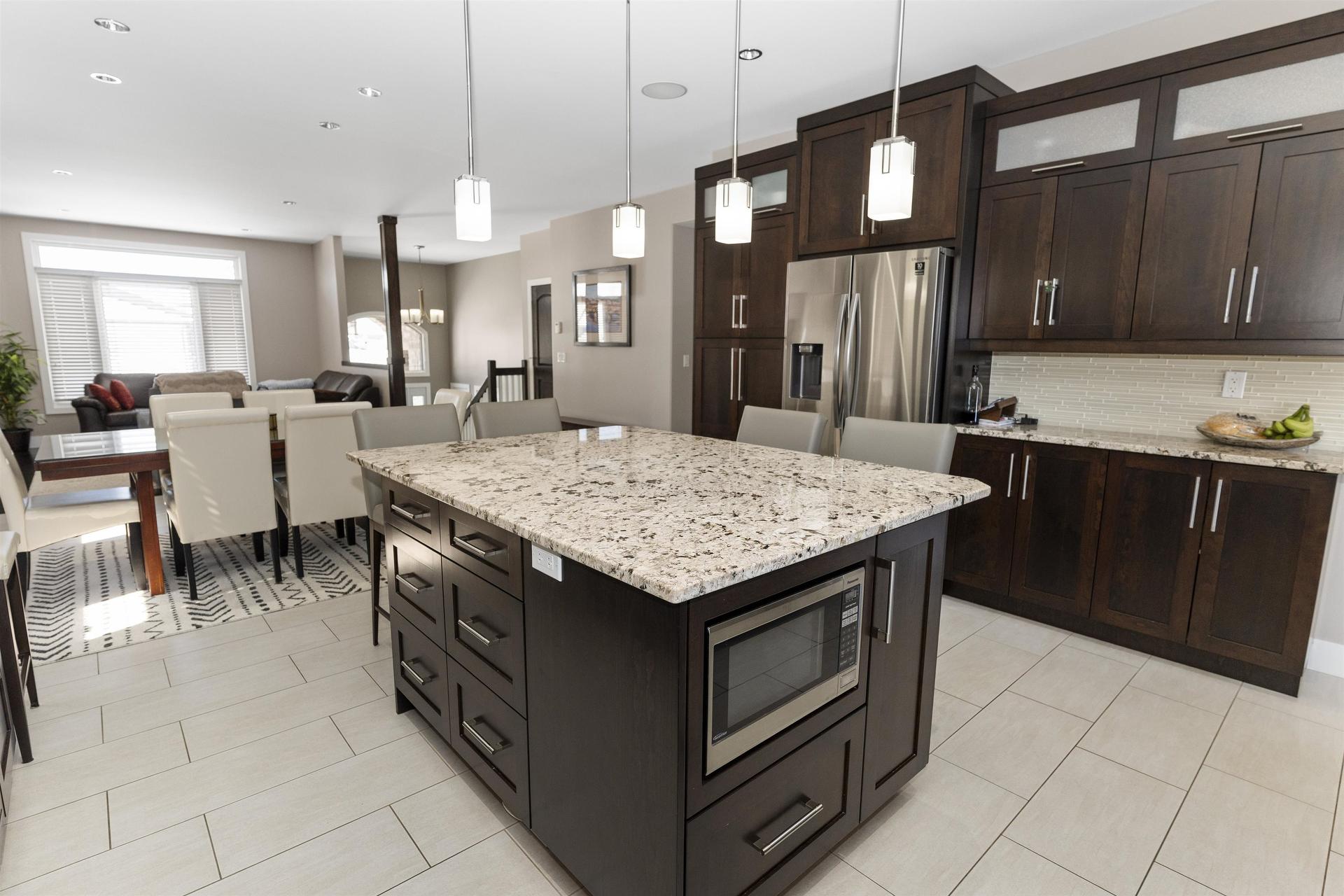 216 Cougar Crescent, Thunder Bay, ON - Indoor Photo Showing Kitchen With Upgraded Kitchen