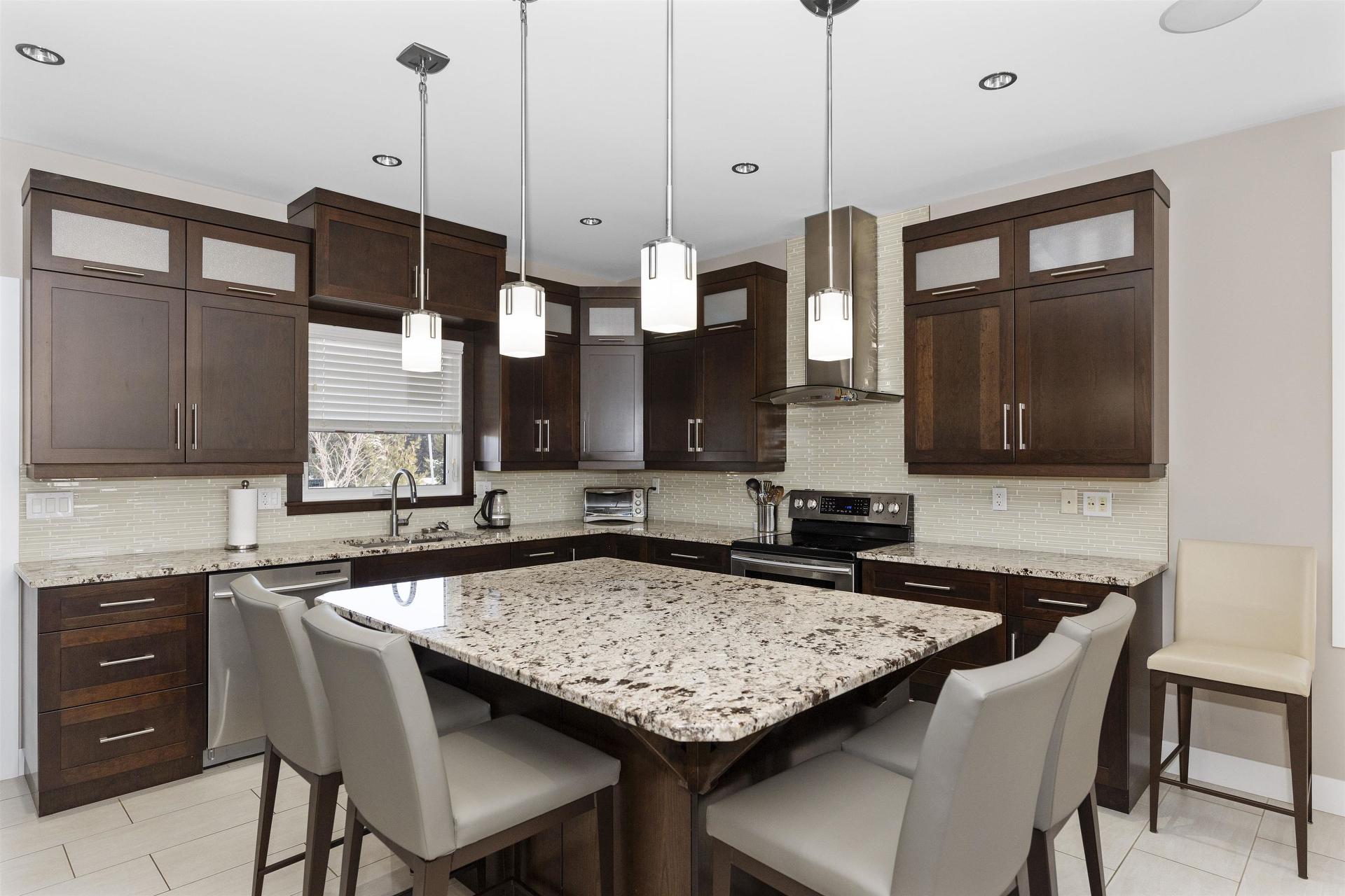 216 Cougar Crescent, Thunder Bay, ON - Indoor Photo Showing Kitchen With Upgraded Kitchen