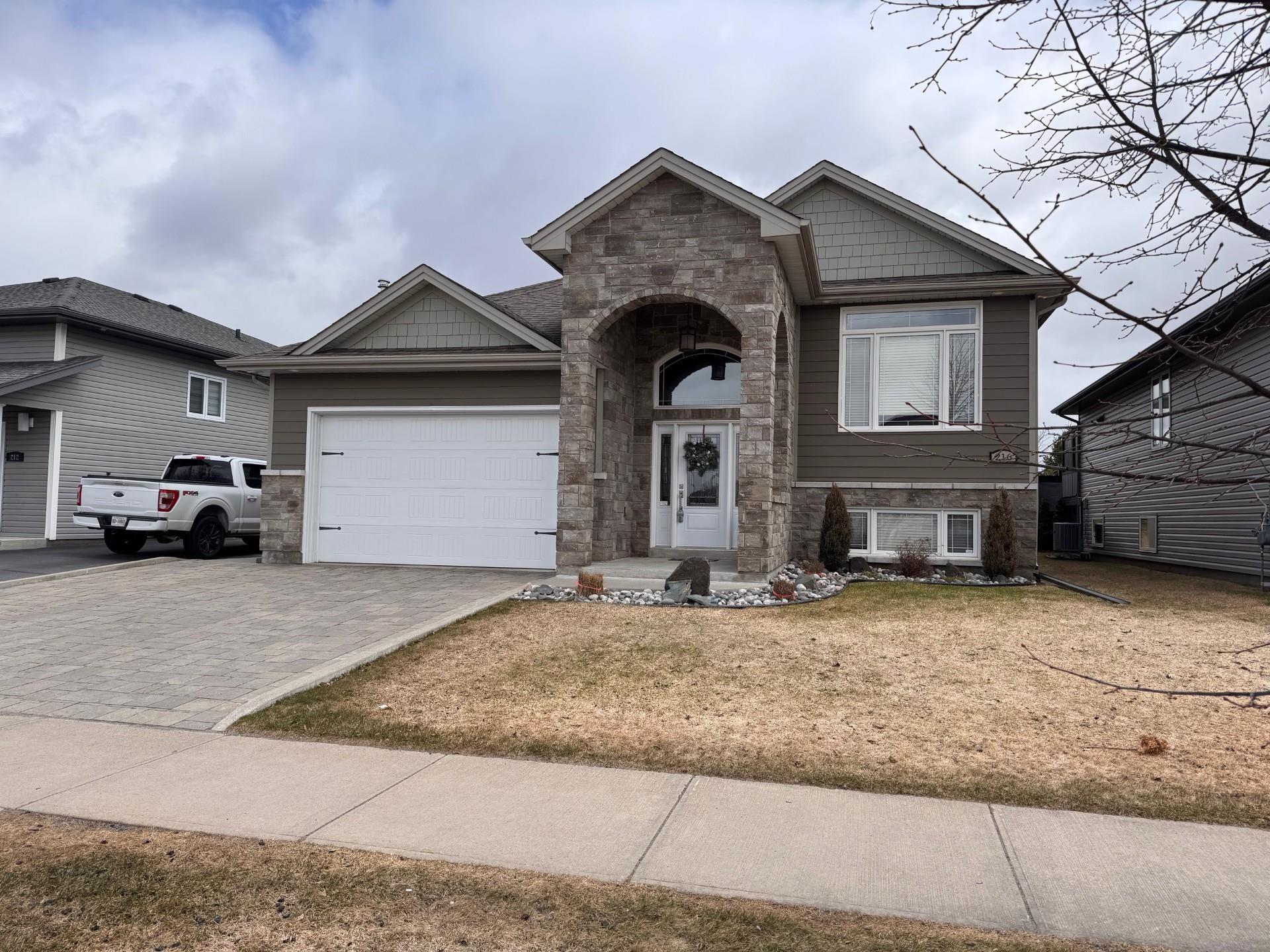 216 Cougar Crescent, Thunder Bay, ON - Outdoor With Facade