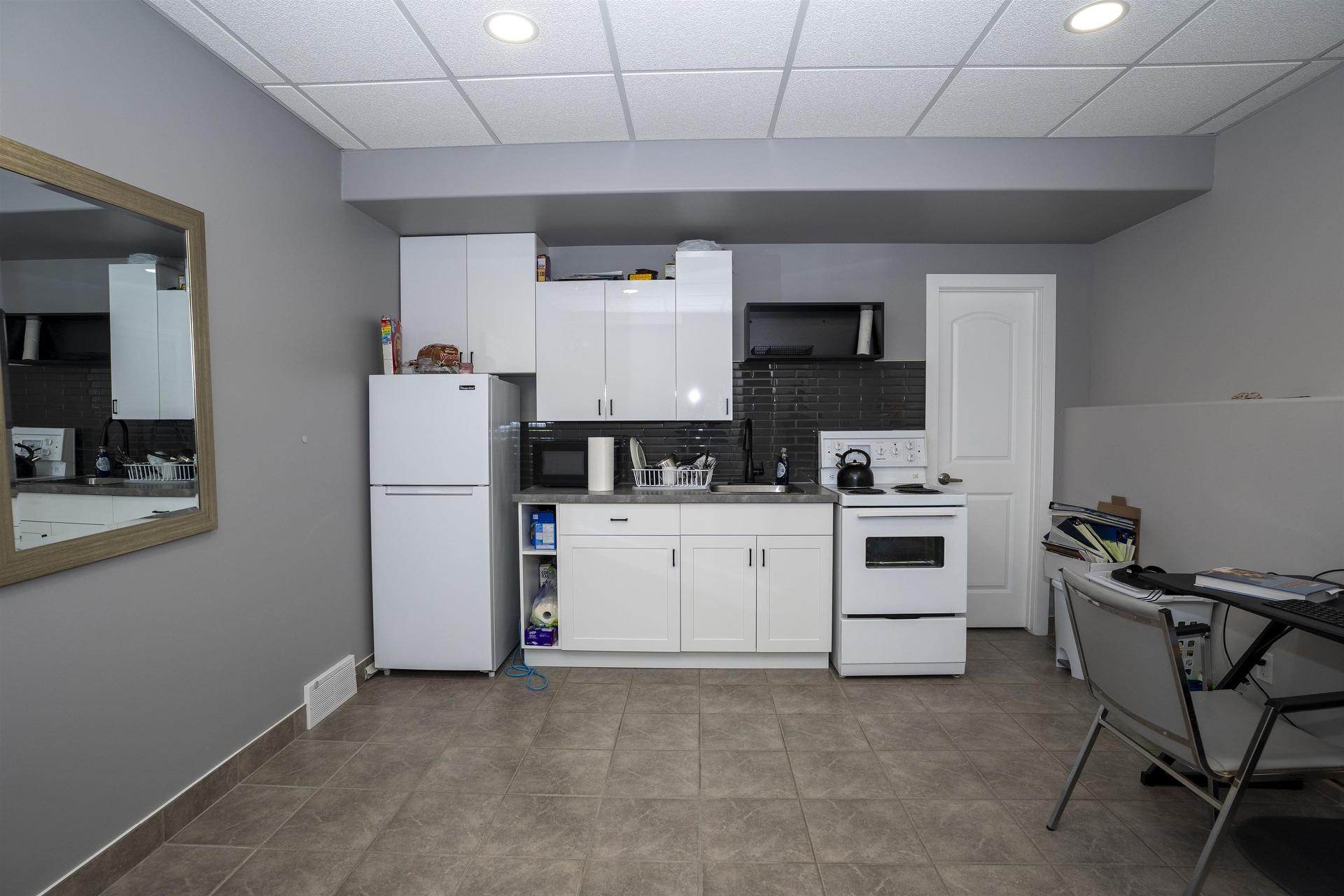 216 Cougar Crescent, Thunder Bay, ON - Indoor Photo Showing Kitchen