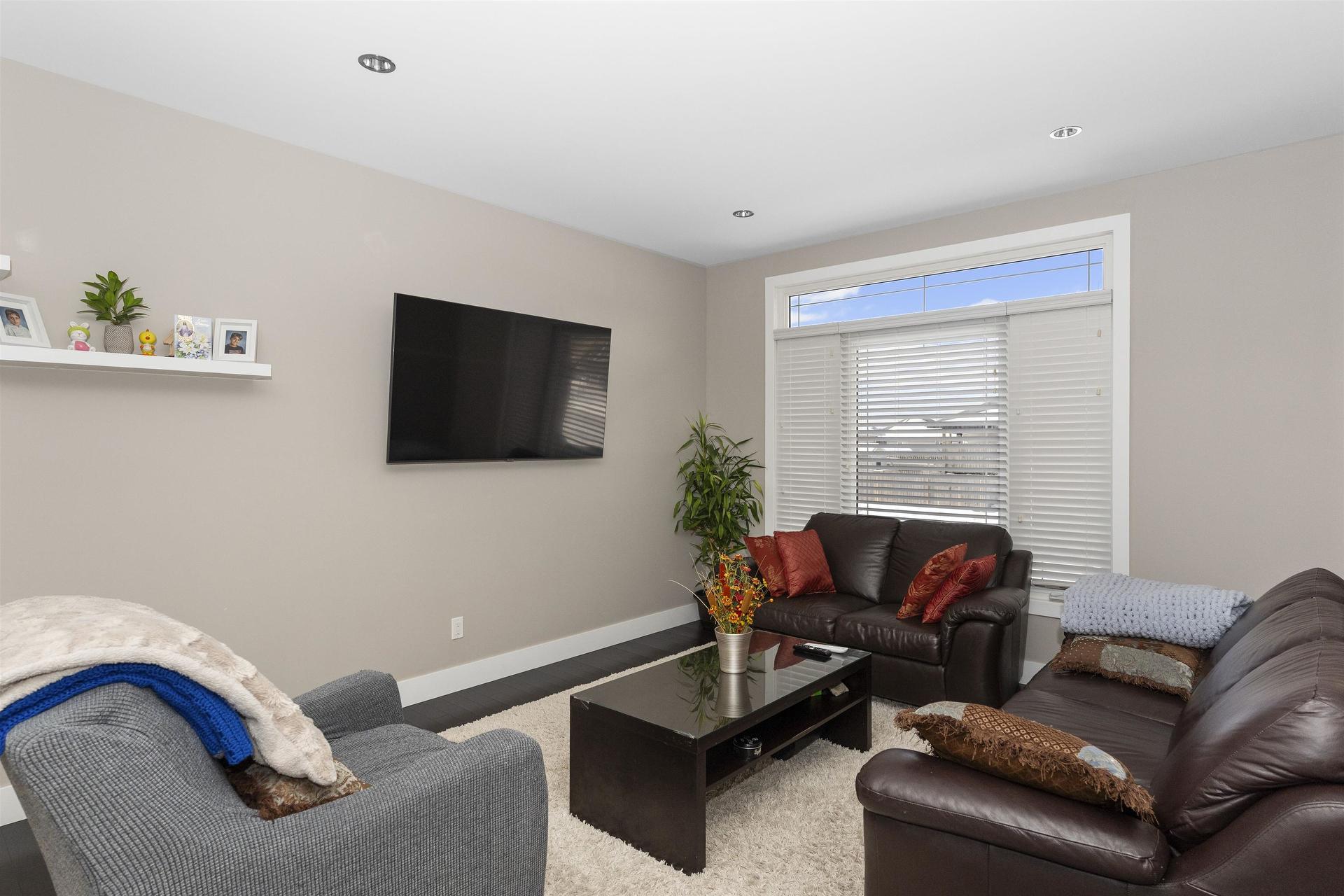 216 Cougar Crescent, Thunder Bay, ON - Indoor Photo Showing Living Room