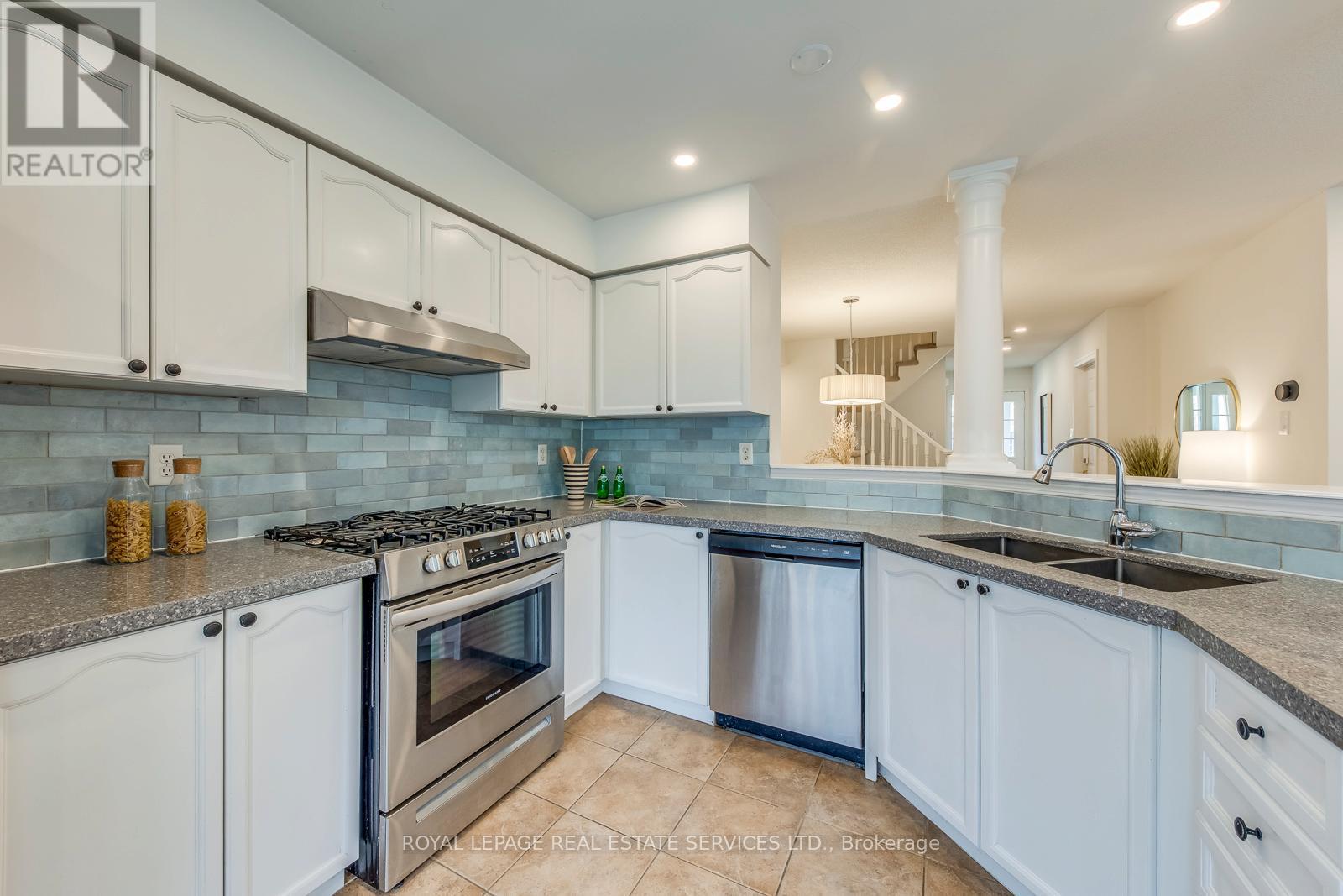 2066 Broadleaf Crescent, Burlington, ON - Indoor Photo Showing Kitchen With Double Sink With Upgraded Kitchen
