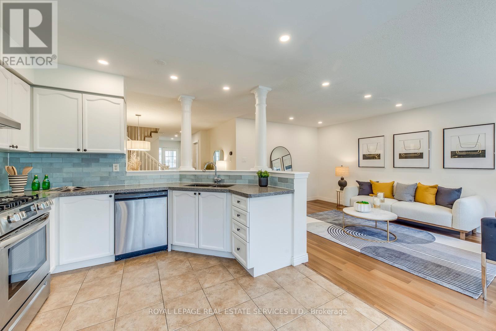2066 Broadleaf Crescent, Burlington, ON - Indoor Photo Showing Kitchen With Upgraded Kitchen