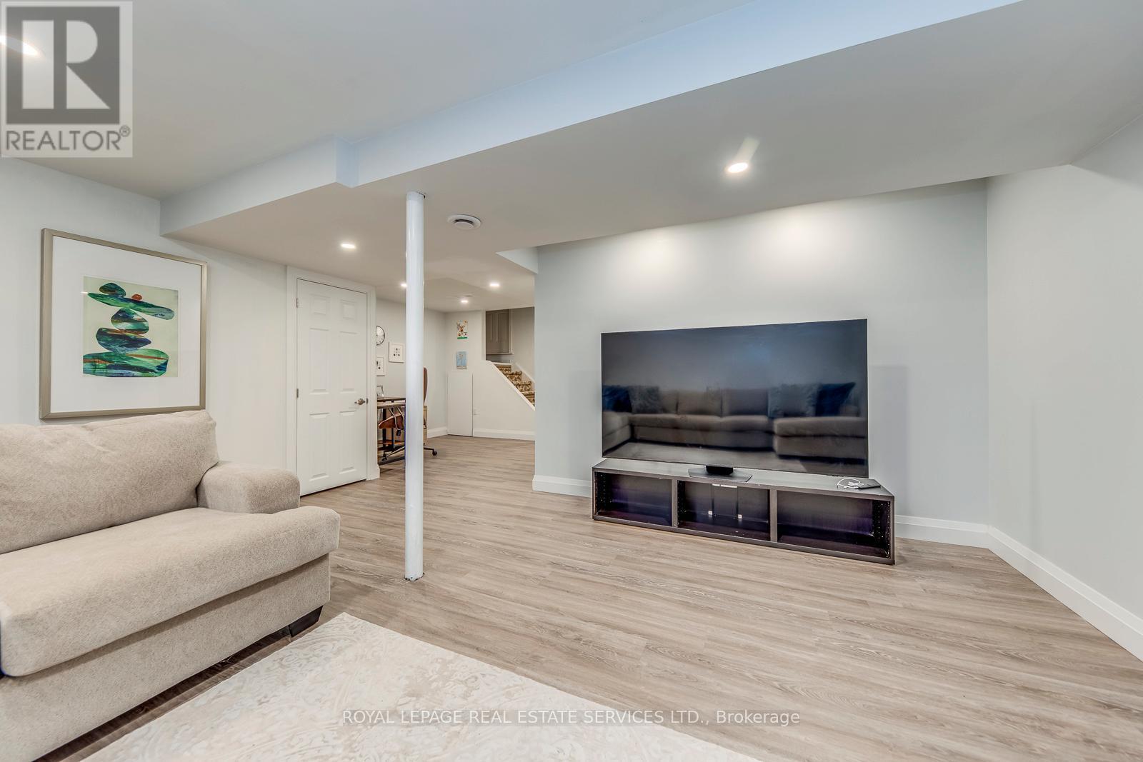2066 Broadleaf Crescent, Burlington, ON - Indoor Photo Showing Living Room