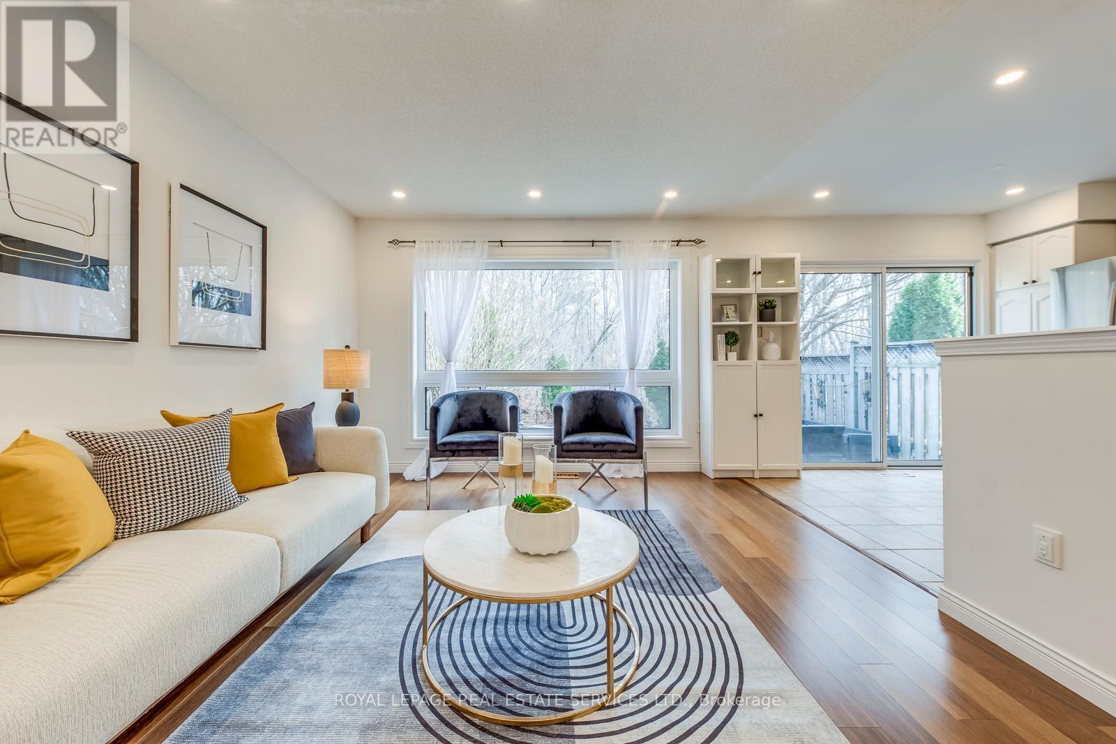 2066 Broadleaf Crescent, Burlington, ON - Indoor Photo Showing Living Room