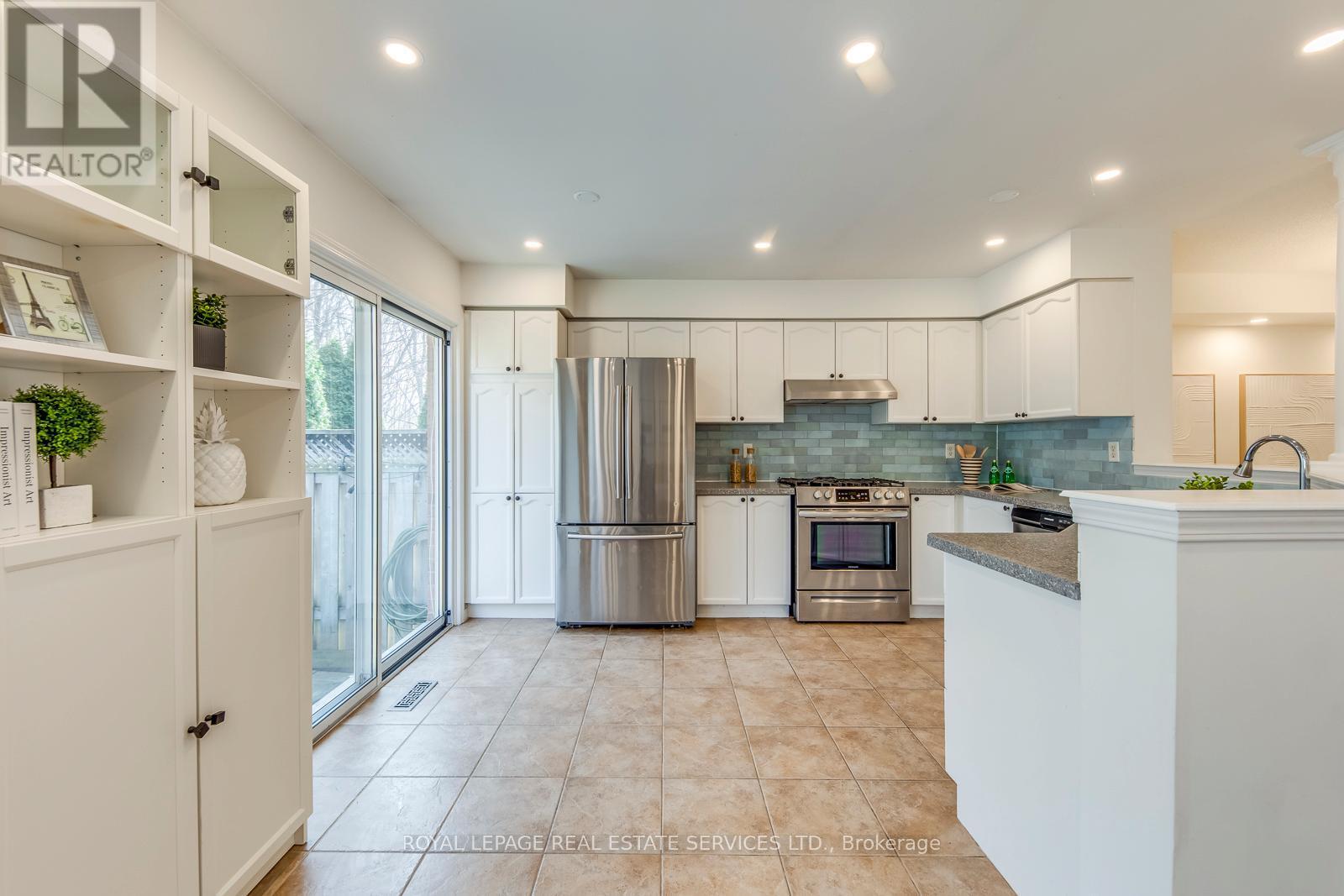 2066 Broadleaf Crescent, Burlington, ON - Indoor Photo Showing Kitchen