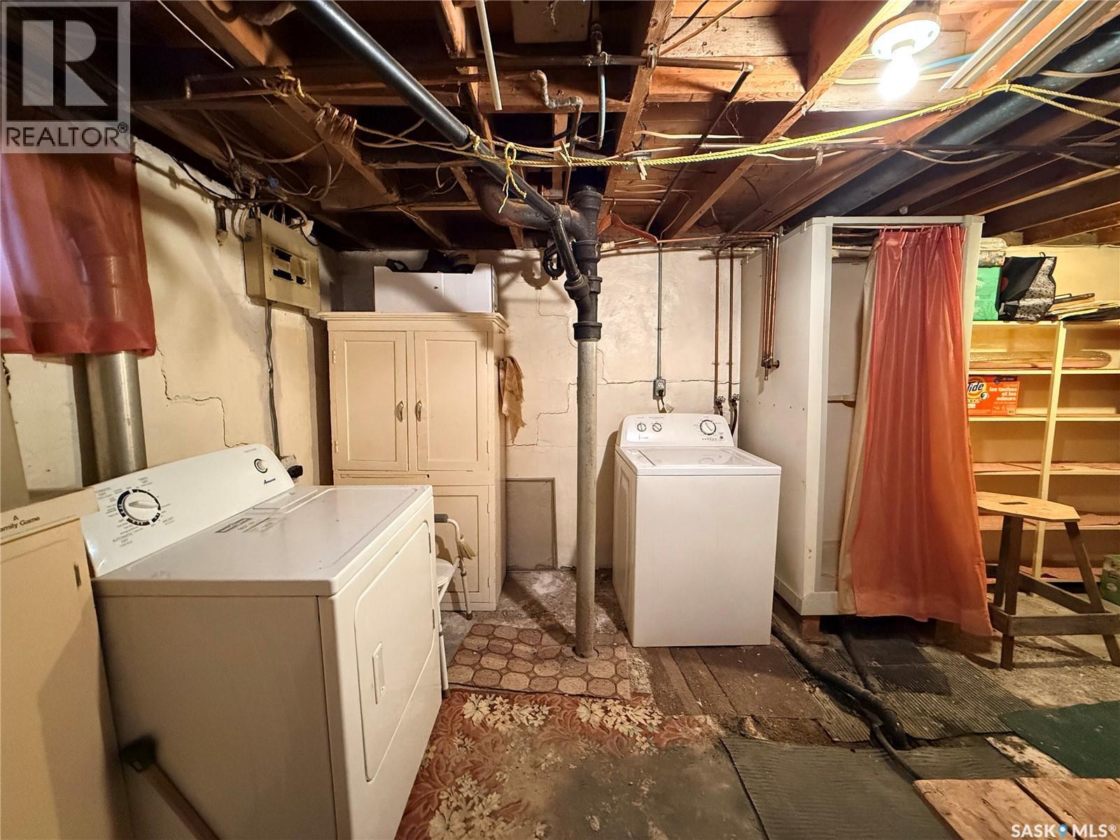 392 9Th Avenue Nw, Swift Current, SK - Indoor Photo Showing Laundry Room