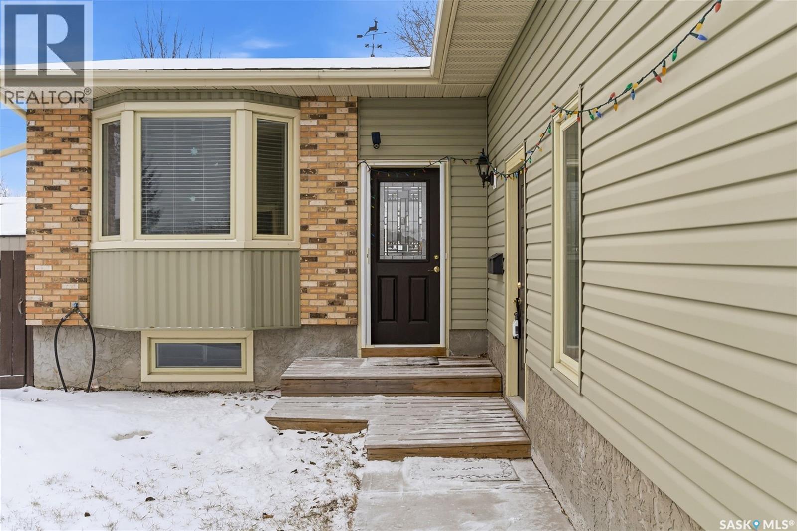 7322 Cribbs Bay, Regina, SK - Outdoor
